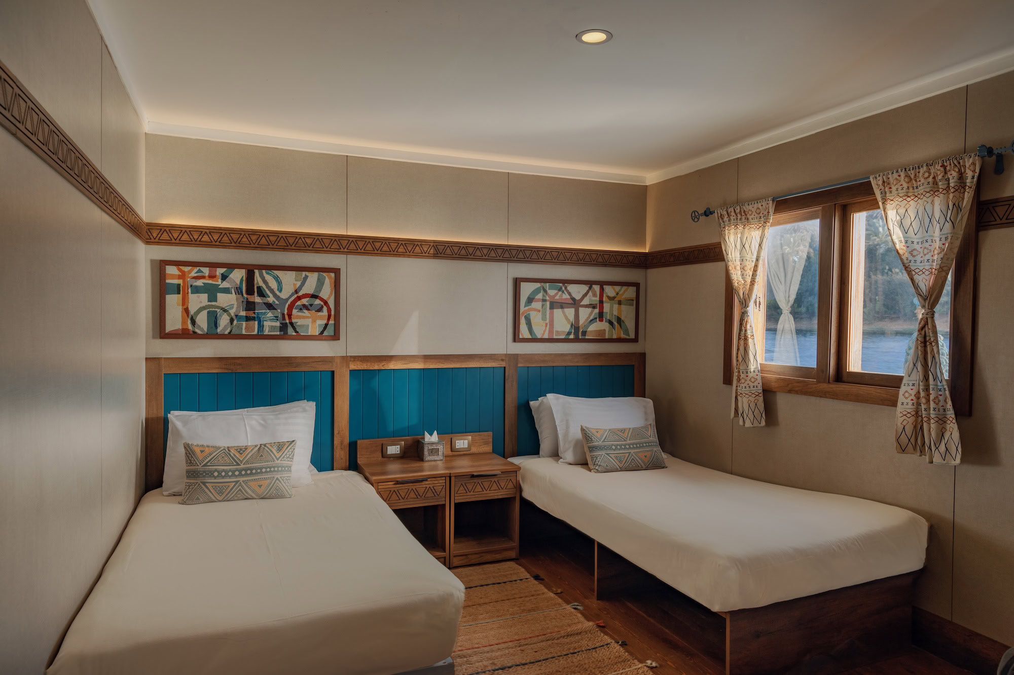 Camera doppia sulla dahabiya Nuut o Nuun con luce soffusa