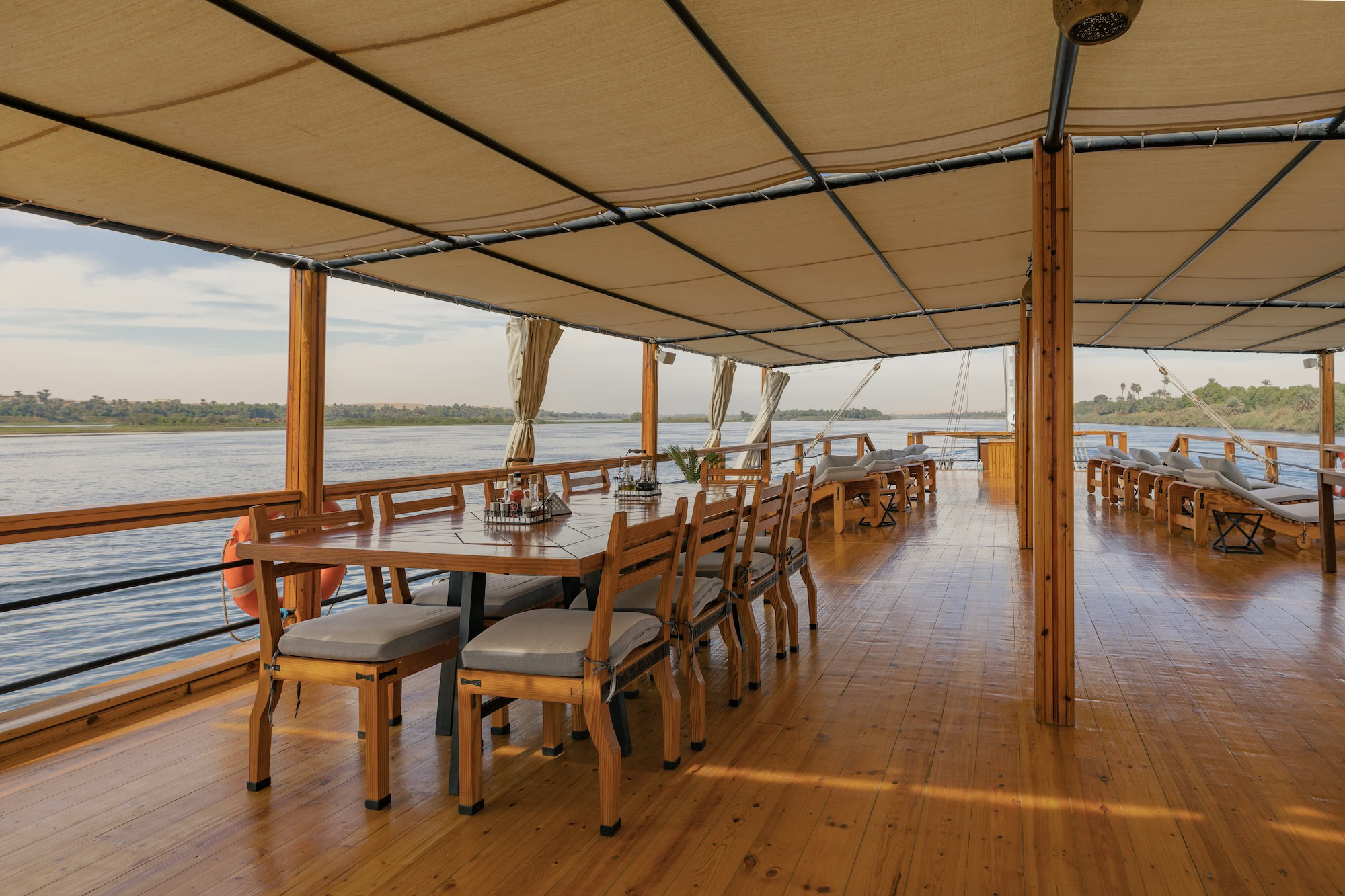 Ponte superiore aperto sulla dahabiya Nuut o Nuun con area ombreggiata