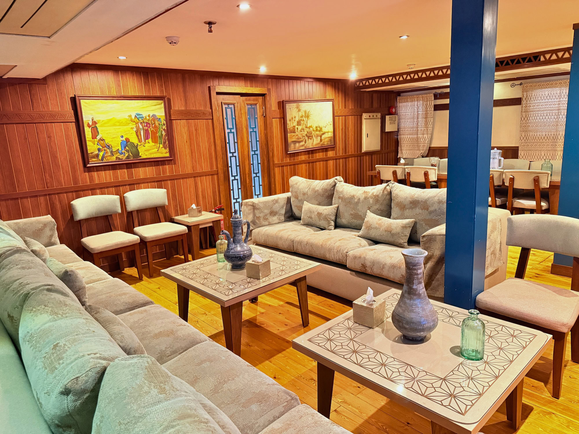 Salone della dahabiya Nuut o Nuun con arredamento elegante