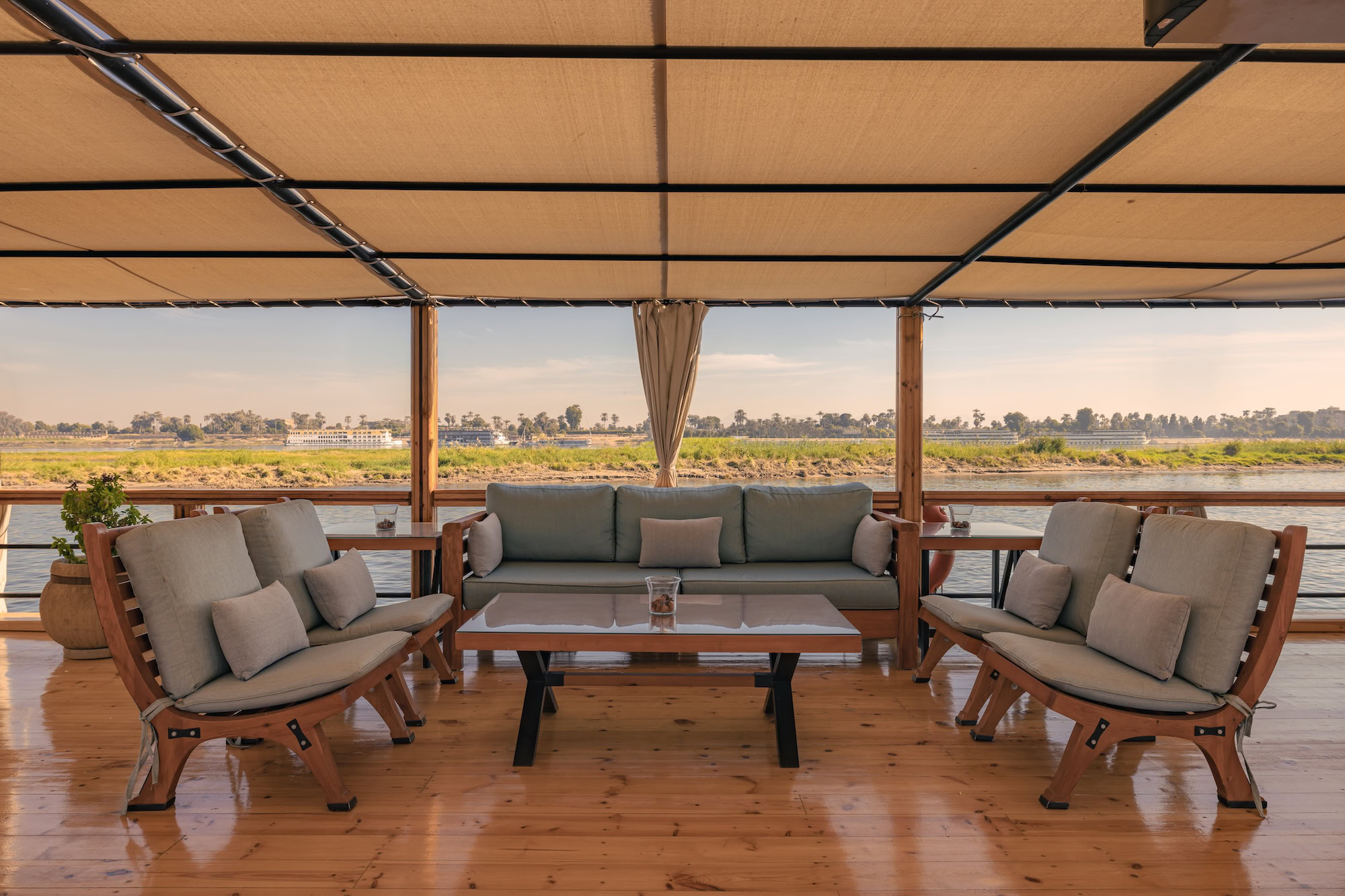 Area salotto confortevole sul sun deck della dahabiya Nuut o Nuun