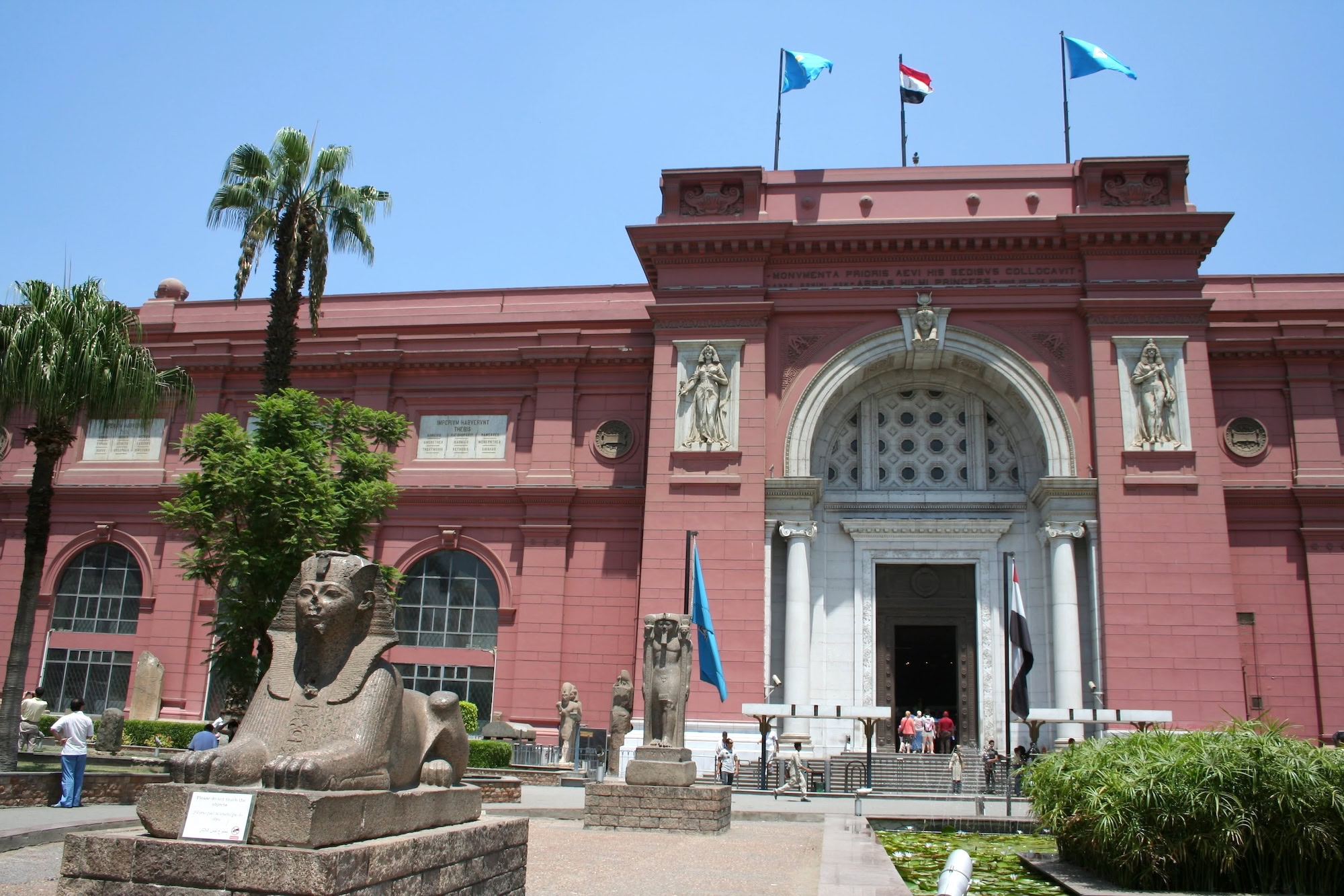 Museu Egípcio do Cairo com esfinge e edifício histórico