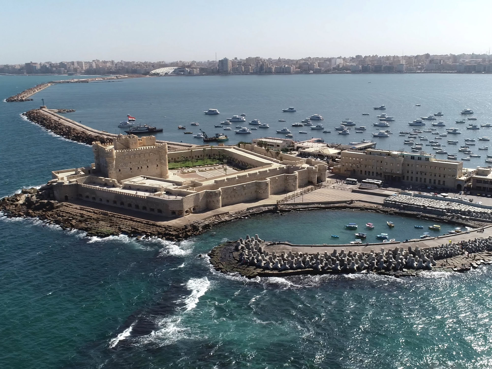 Vista aérea da Cidadela de Qaitbay em Alexandria com marina e mar