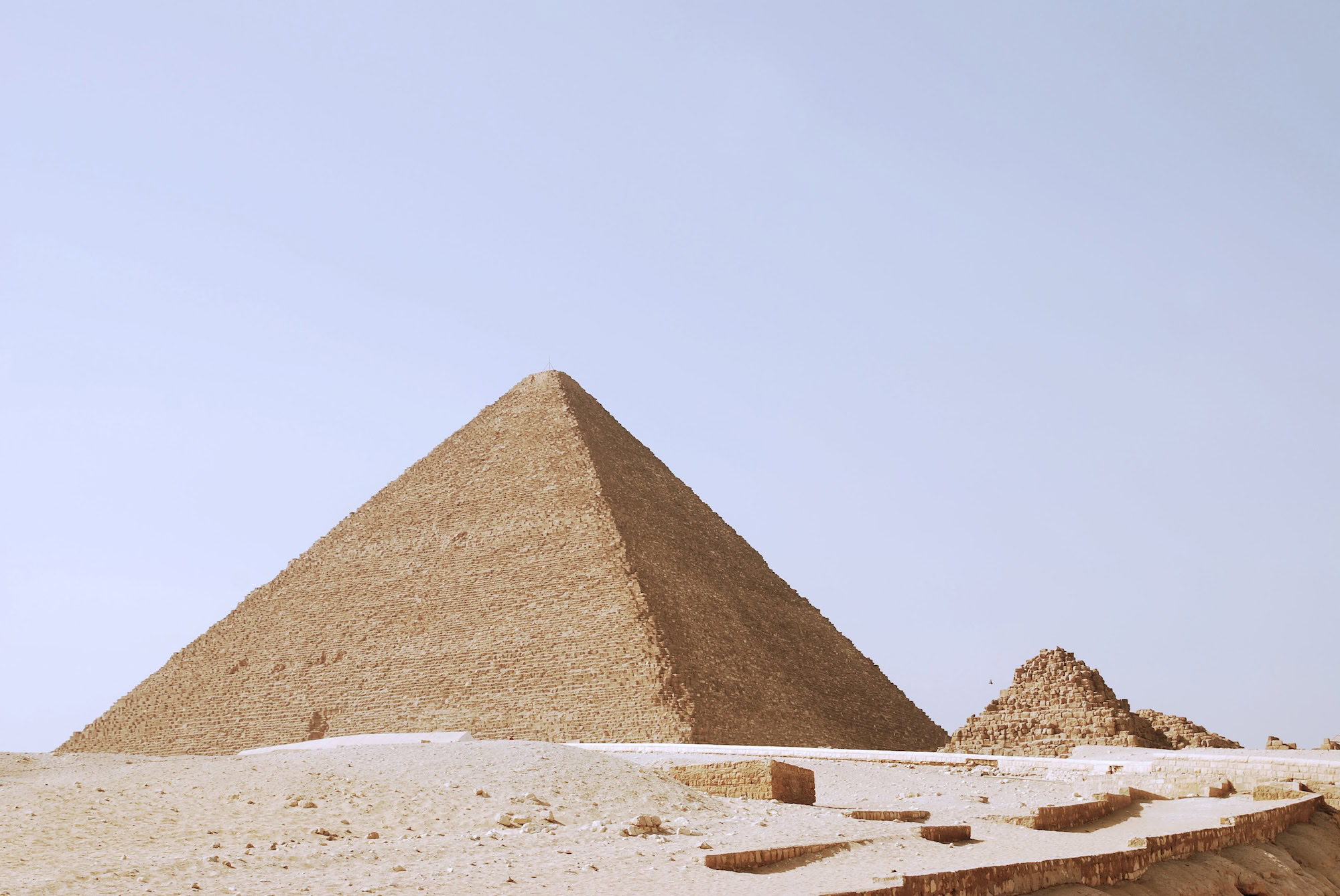 Piramide di Cheope con blocchi di pietra dettagliati visibili nella costruzione antica