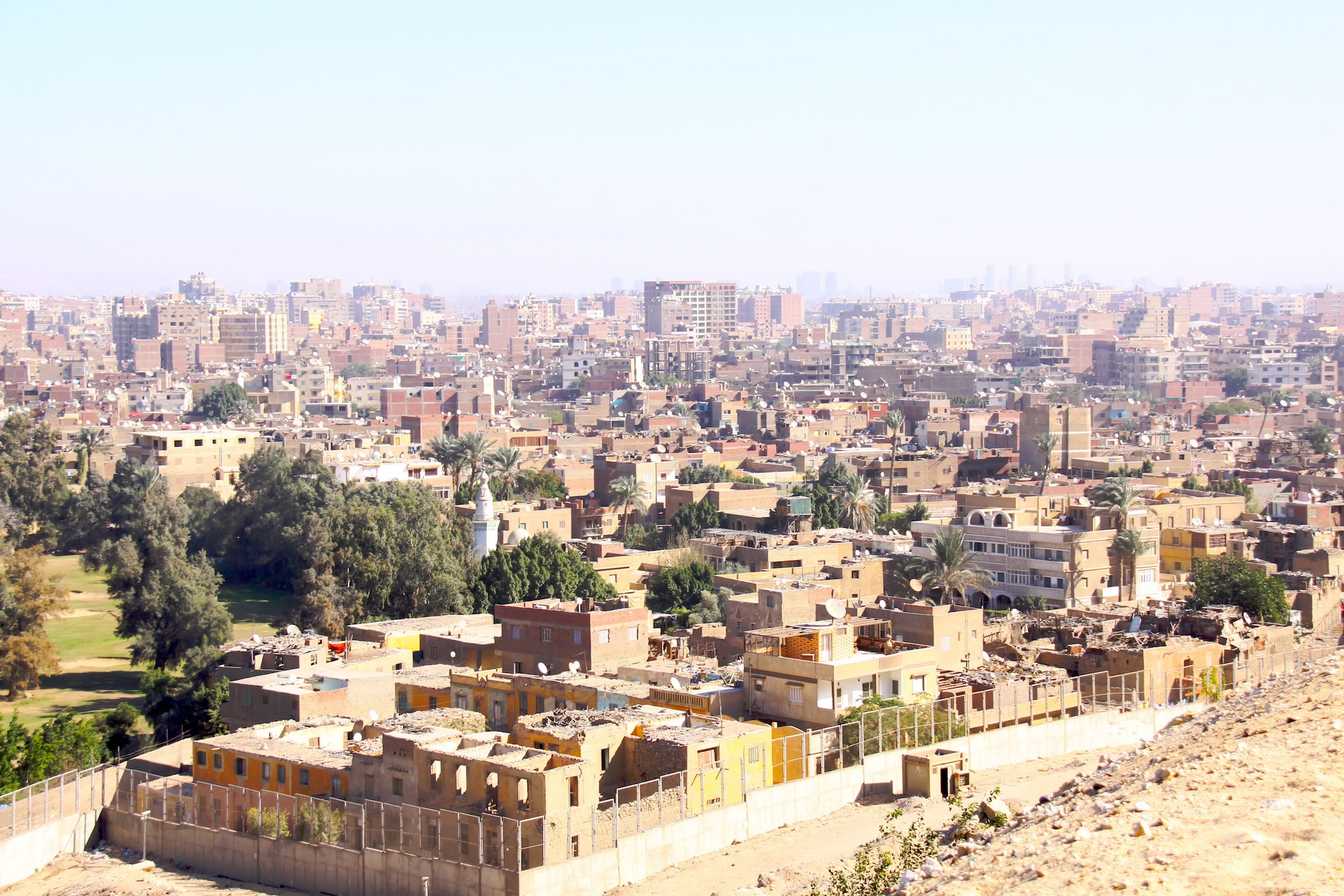 Paisaje urbano egipcio con edificios modernos y antiguos