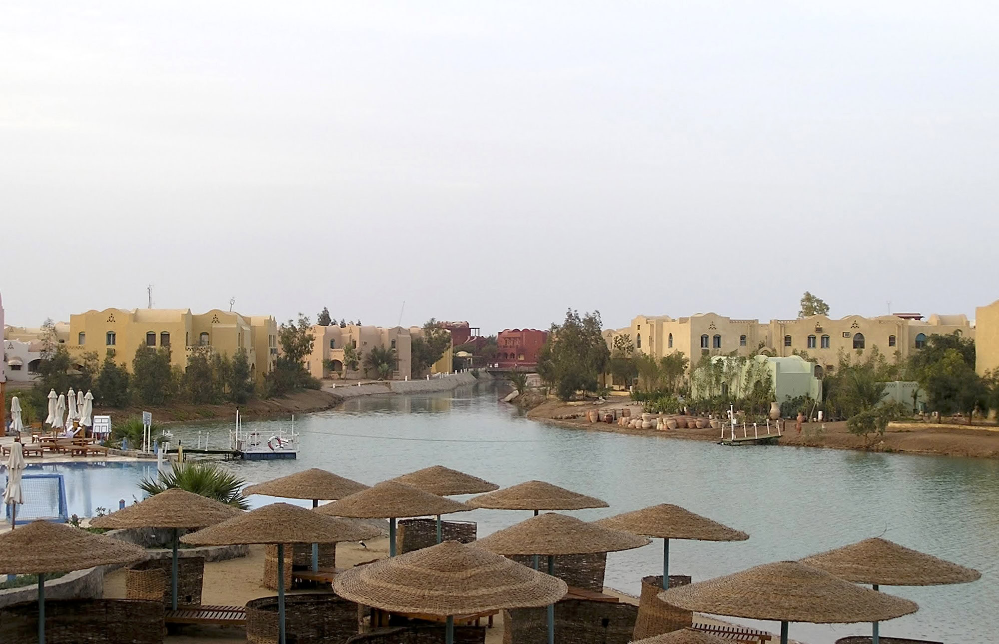 Resort de lujo con laguna, sombrillas y palmeras en Egipto