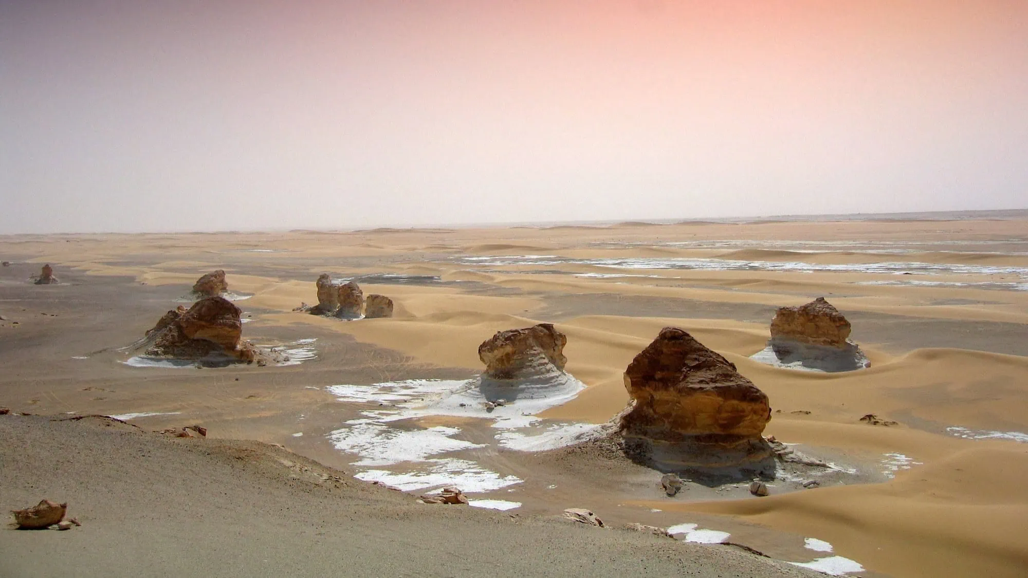 Formazioni rocciose calcaree del Deserto Bianco in Egitto con depositi minerali bianchi