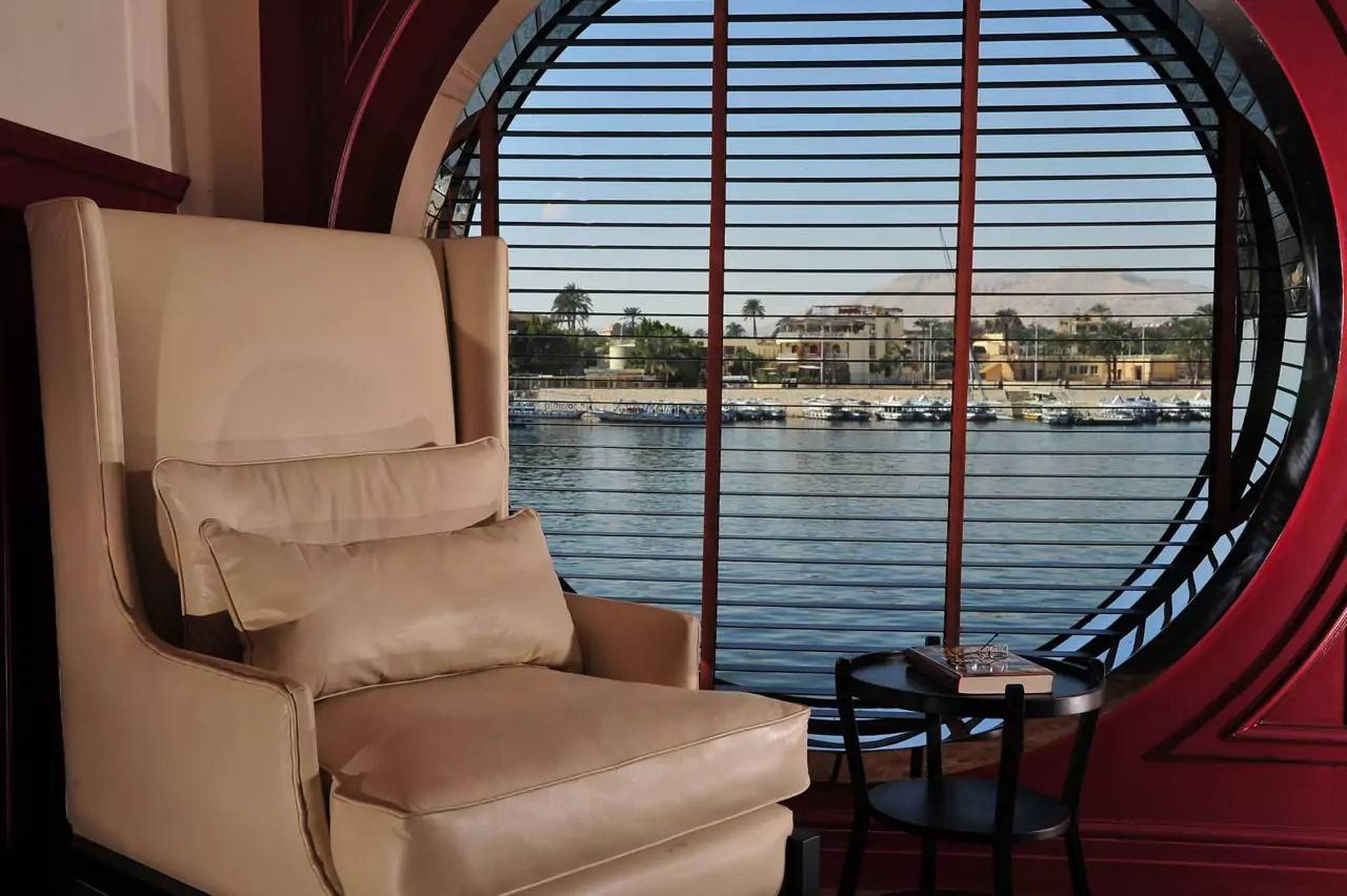 Biblioteca acolhedora no MS Mayfair com livros e poltronas