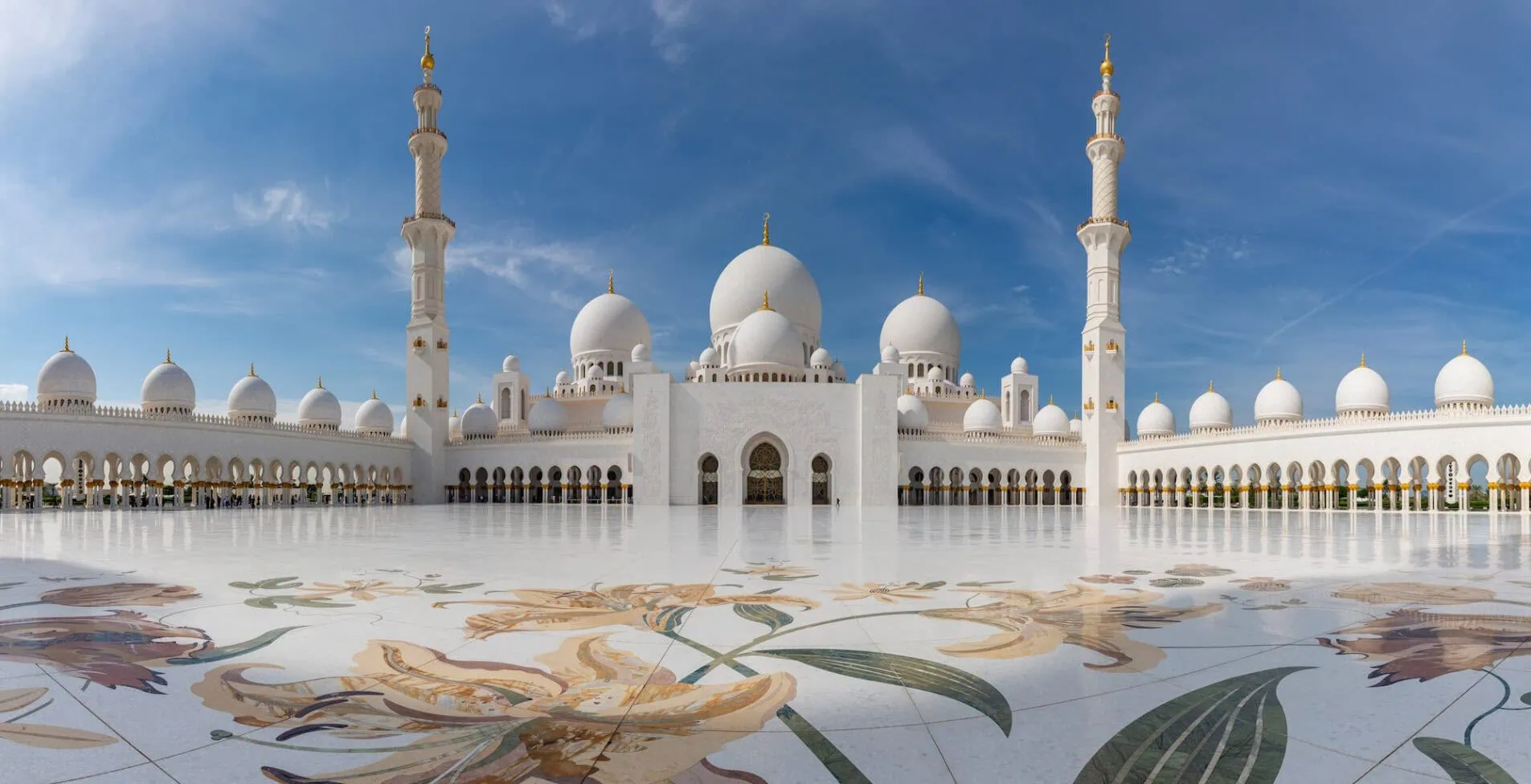 A picture of the Sahan Courtyard of the Sheikh Zayed Grand Mosque