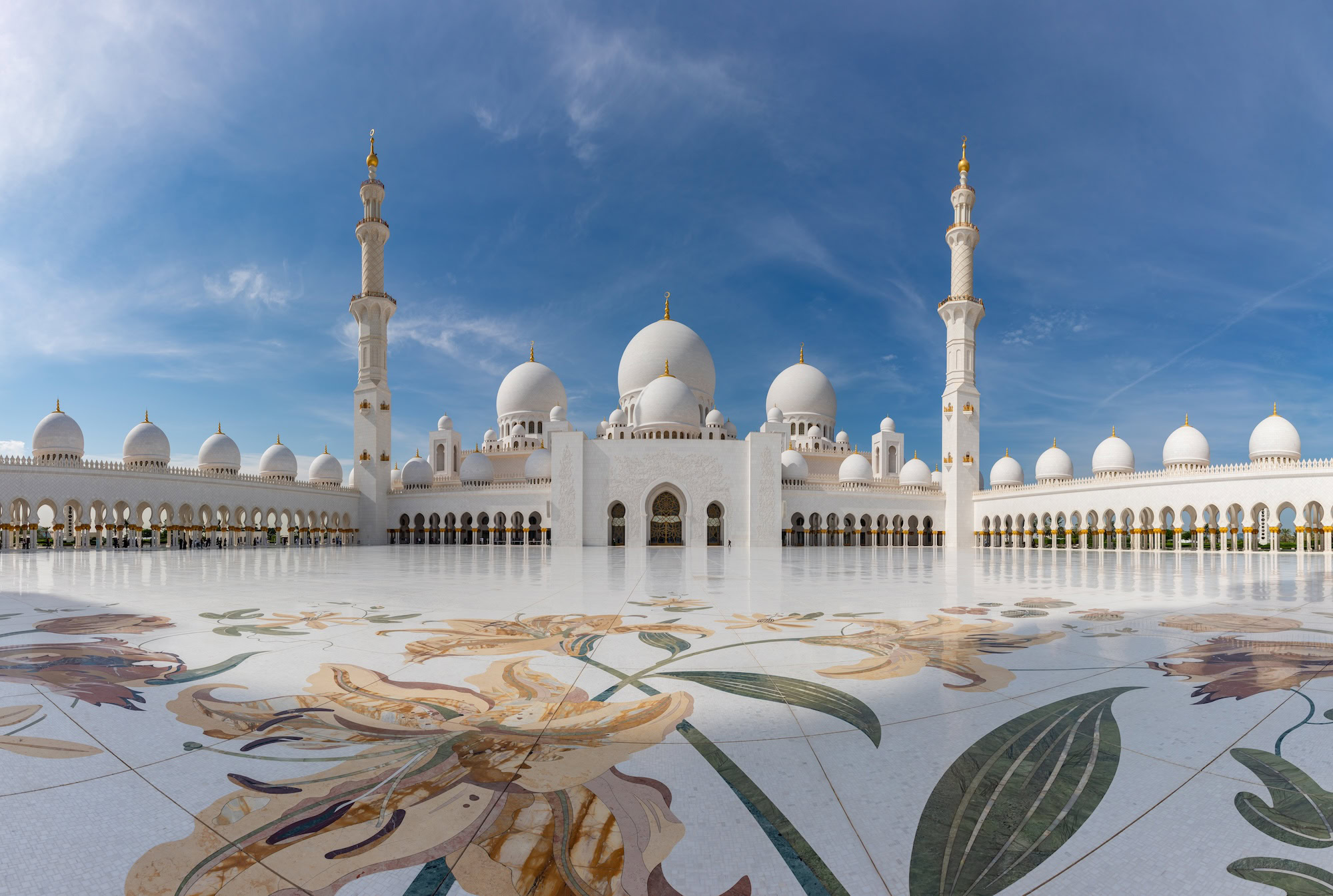 A picture of the Sahan Courtyard of the Sheikh Zayed Grand Mosque