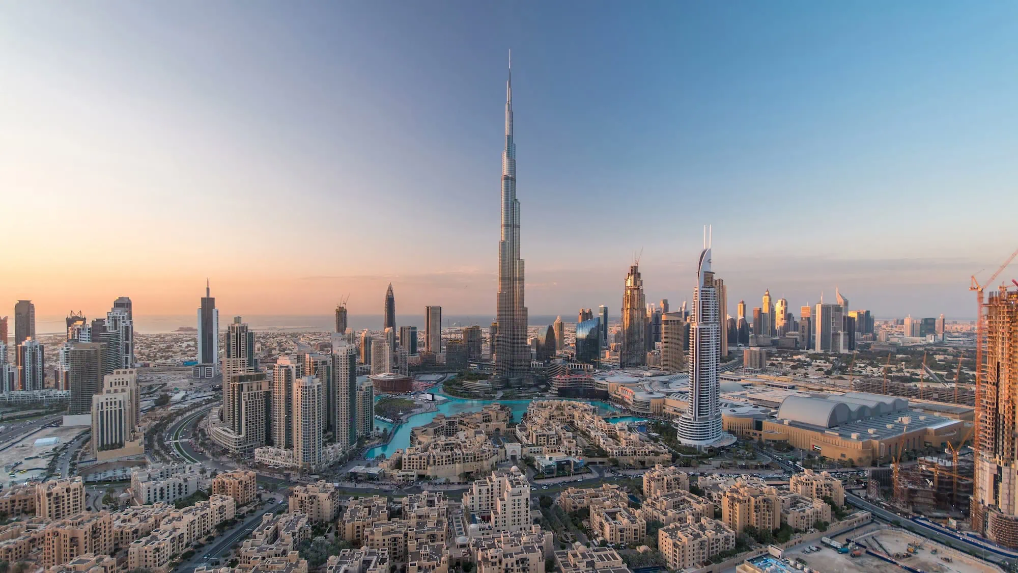 Vista aérea do Burj Khalifa com fonte e paisagem urbana de Dubai