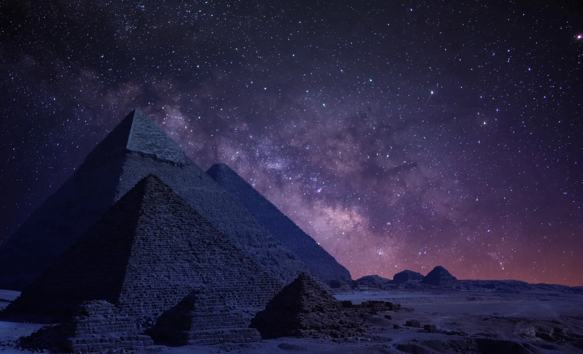 Piramidi di Giza illuminate dalla Via Lattea nel cielo stellato notturno