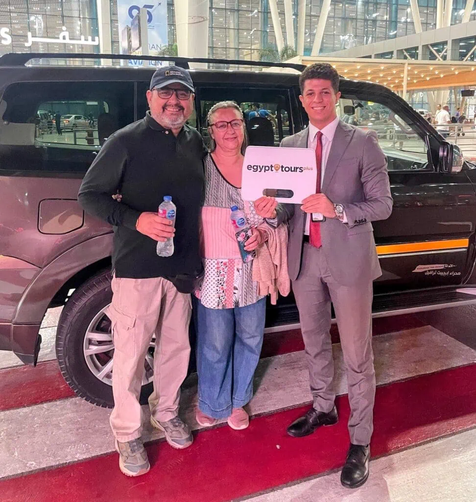 Representante da Egypt Tours Plus recebendo viajantes que chegam ao aeroporto