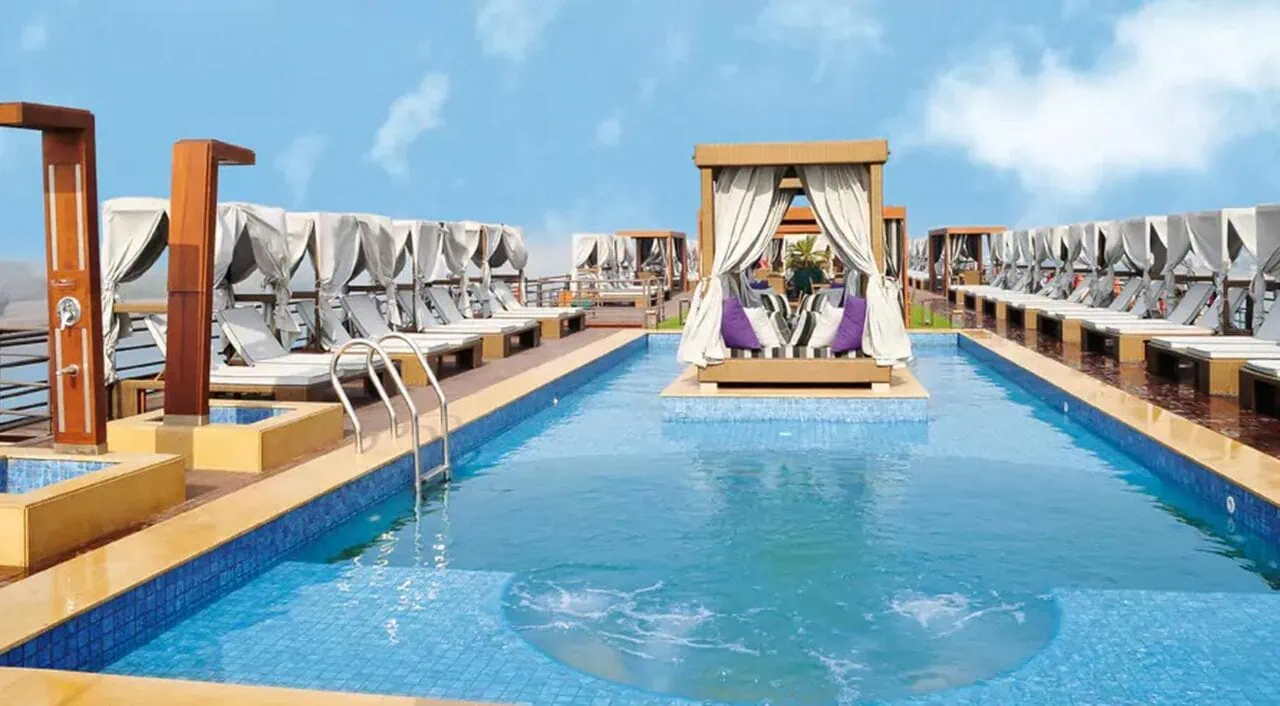 Área da piscina do cruzeiro MS Esplanade