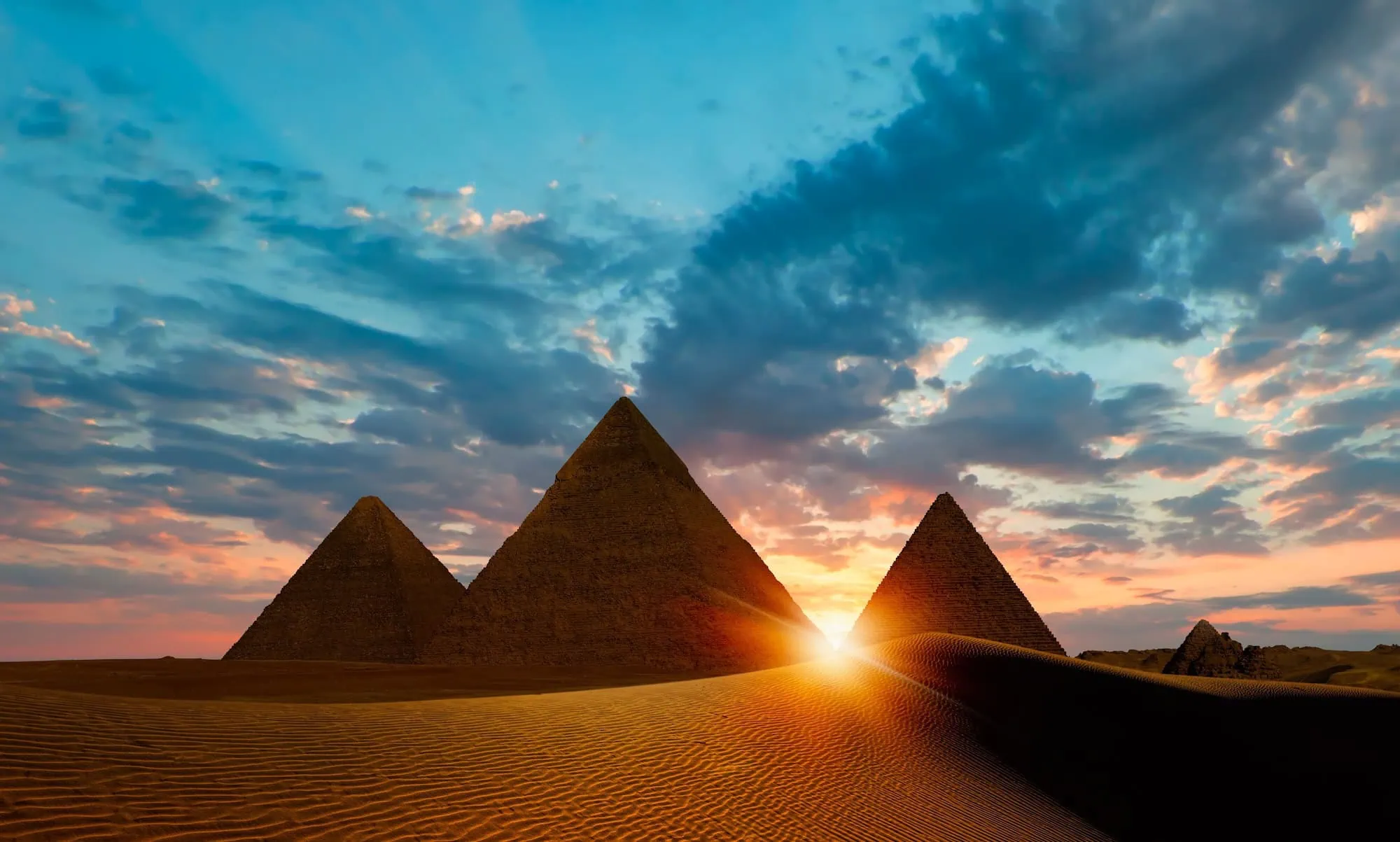 Pirâmides majestosas de Gizé ao pôr do sol no deserto egípcio