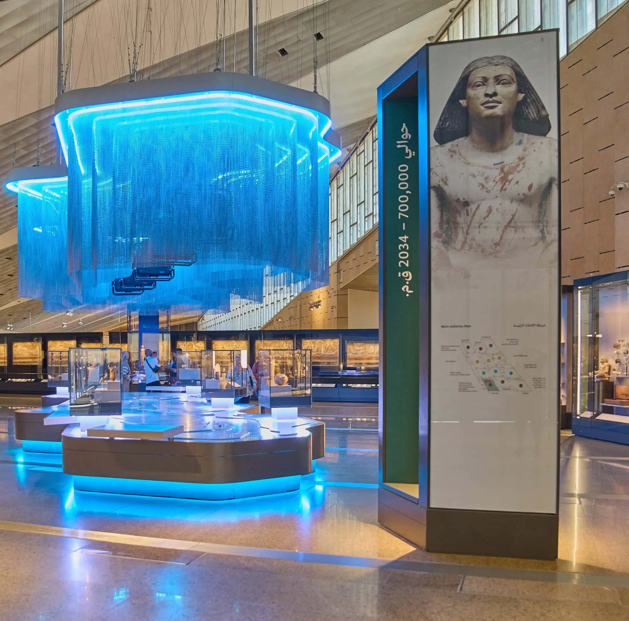 Grande Museu Egípcio com estátua antiga e painel informativo