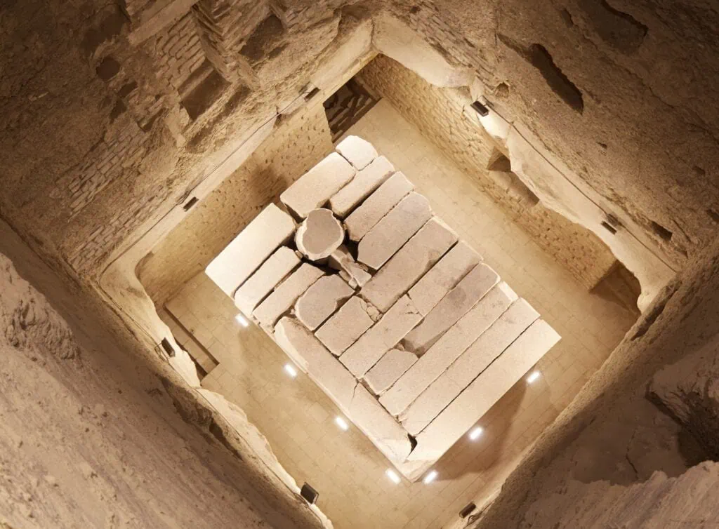 Dentro da Pirâmide Escalonada de Djoser em Saqqara