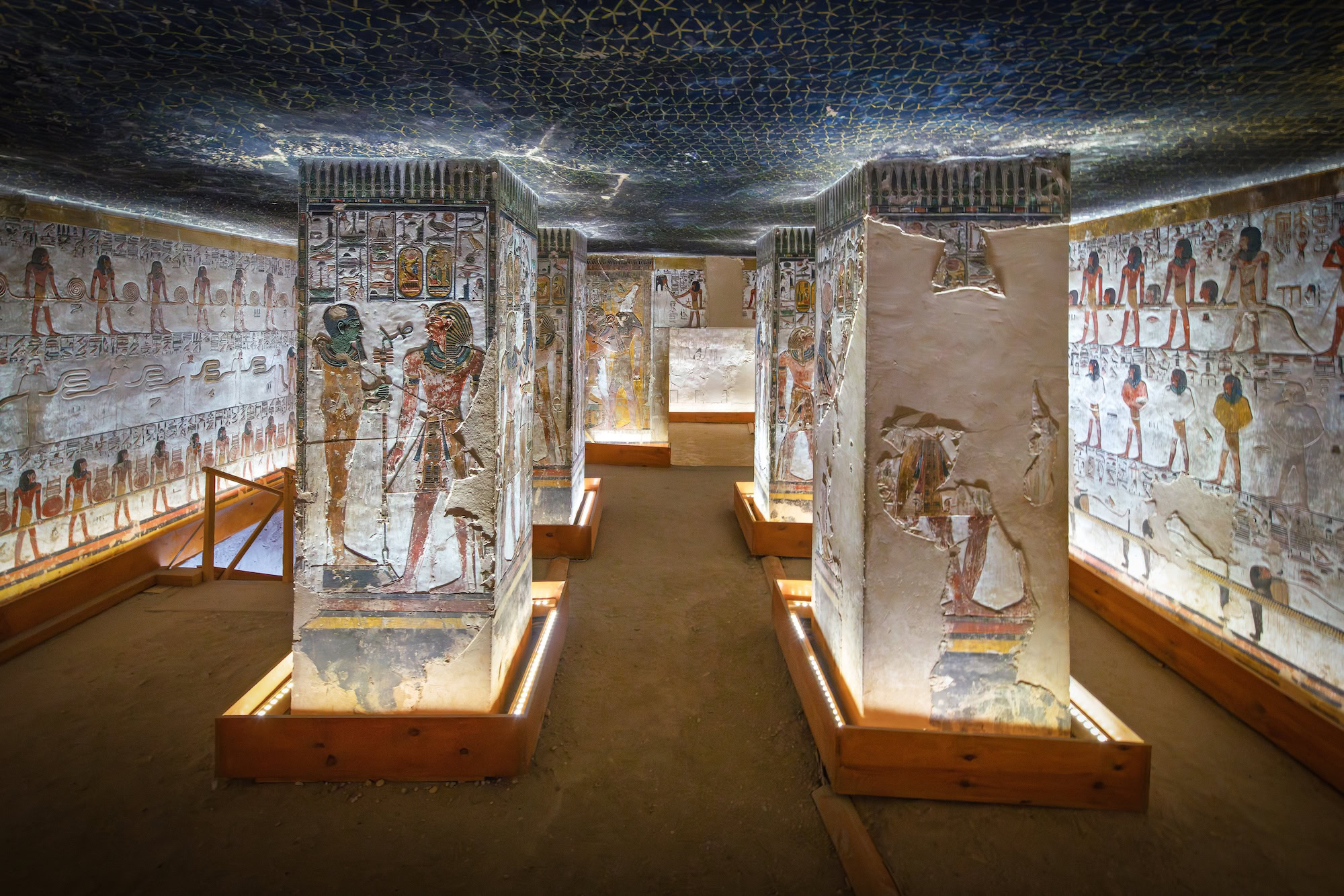 Sarcofago e camere funerarie dell'antico Egitto con geroglifici