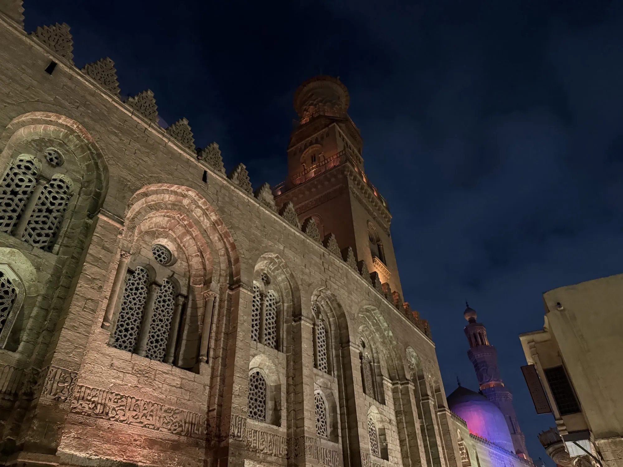 Mezquita Ibn Tulun con arquitectura islámica, minarete, cúpula y arcos decorativos