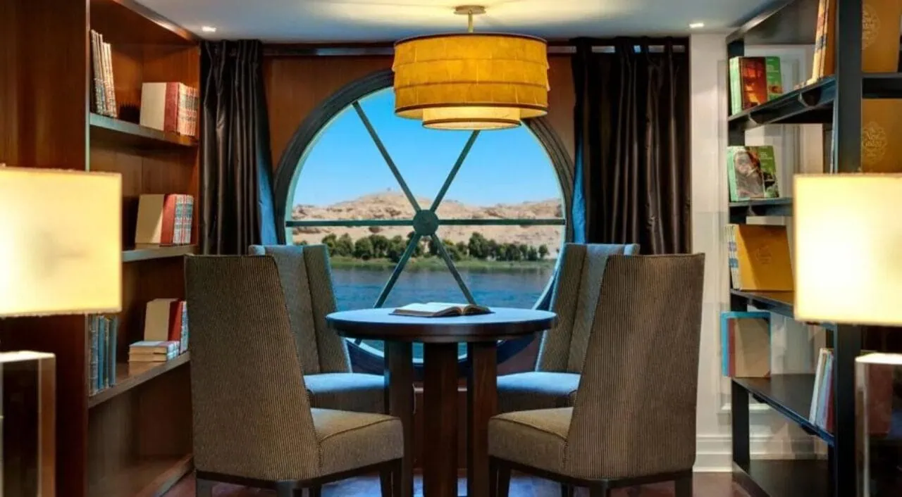 Biblioteca do cruzeiro pelo Nilo MS Esplanade