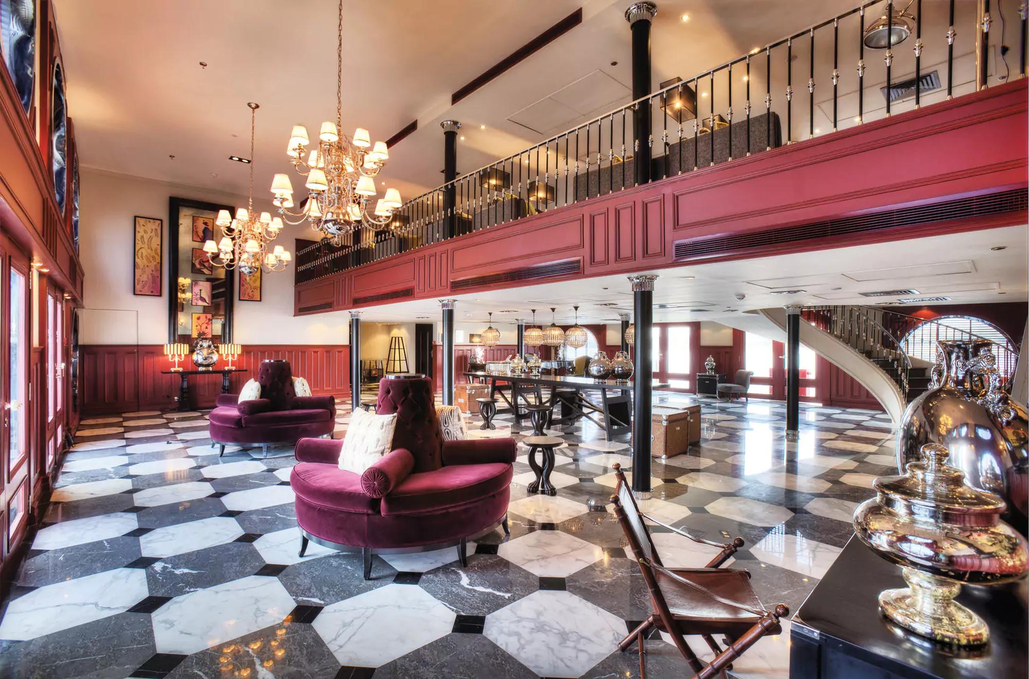 Saguão elegante no MS Mayfair com decoração moderna