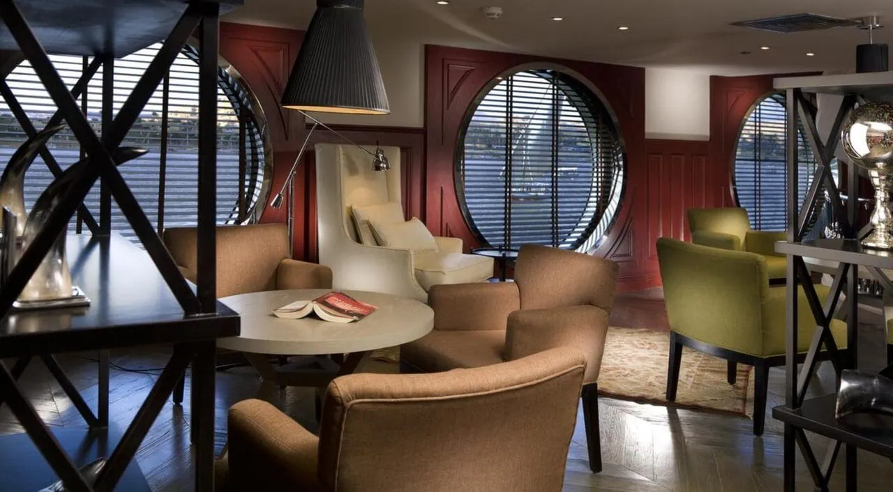 Elegant lobby on MS Mayfair with modern décor