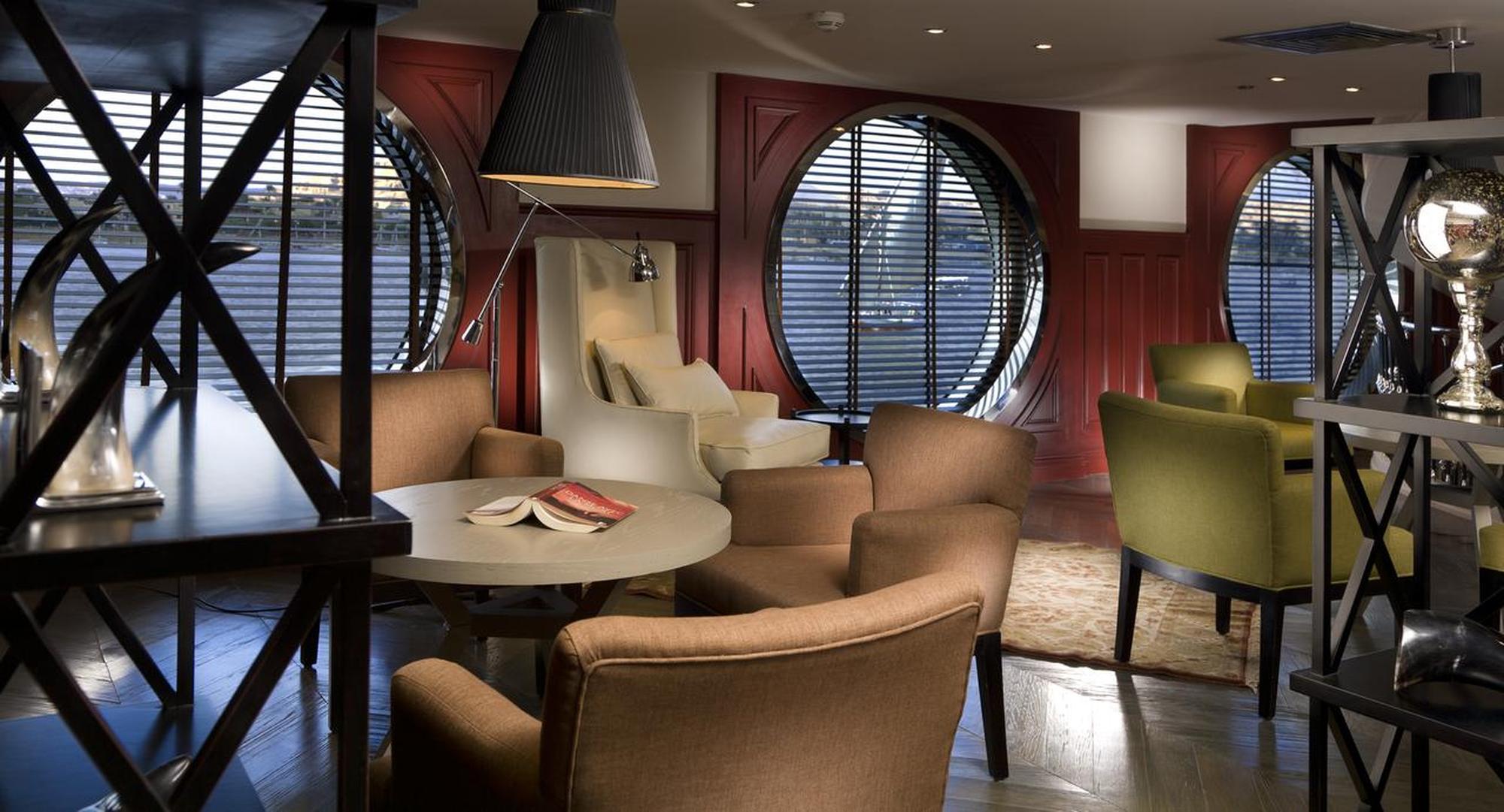 Saguão elegante no MS Mayfair com decoração moderna