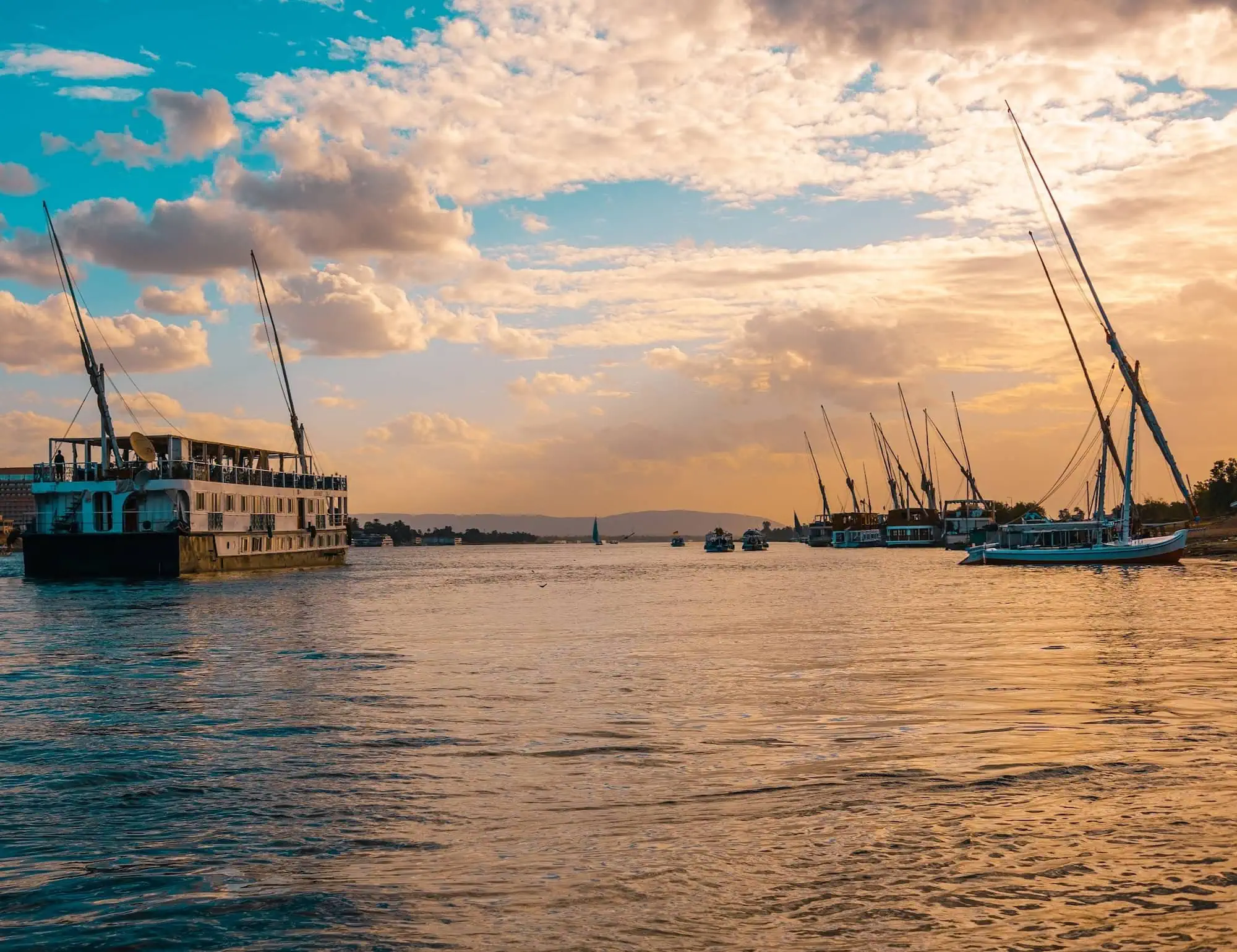 Nave da crociera che naviga lungo il fiume Nilo vicino a Luxor
