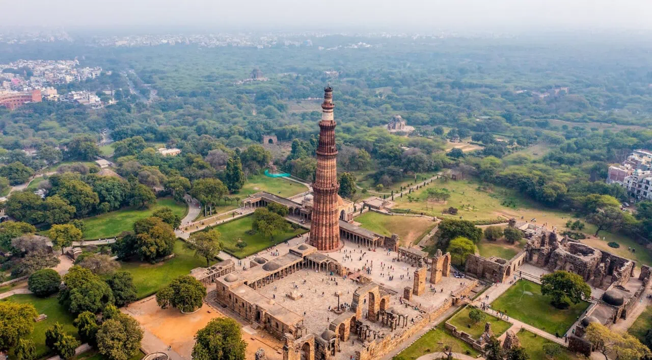 Qutub Minar o Torre del Minarete de Qutab, en Delhi, India