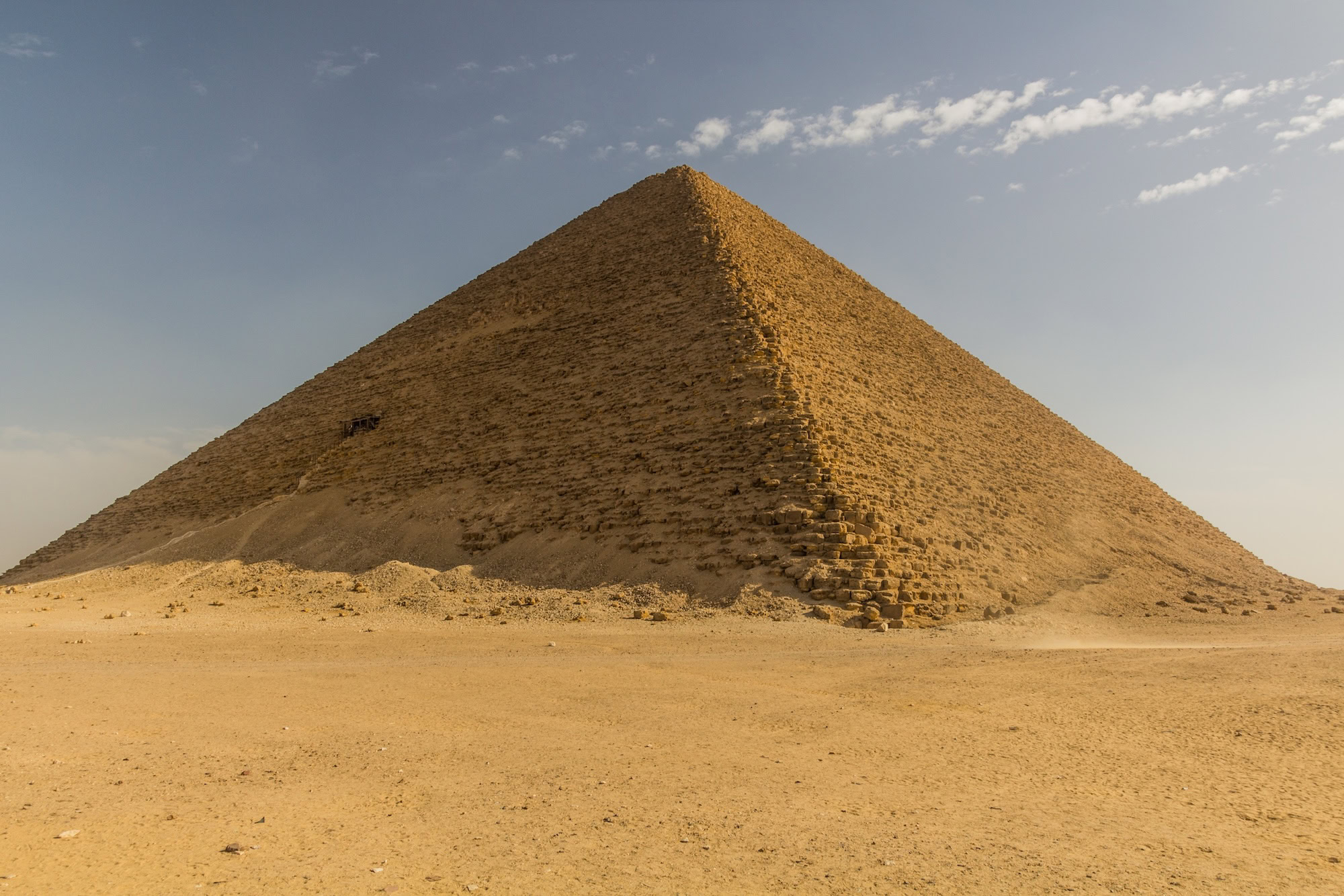 La Piramide Rossa di Dahshur con i suoi lati lisci nel deserto egiziano