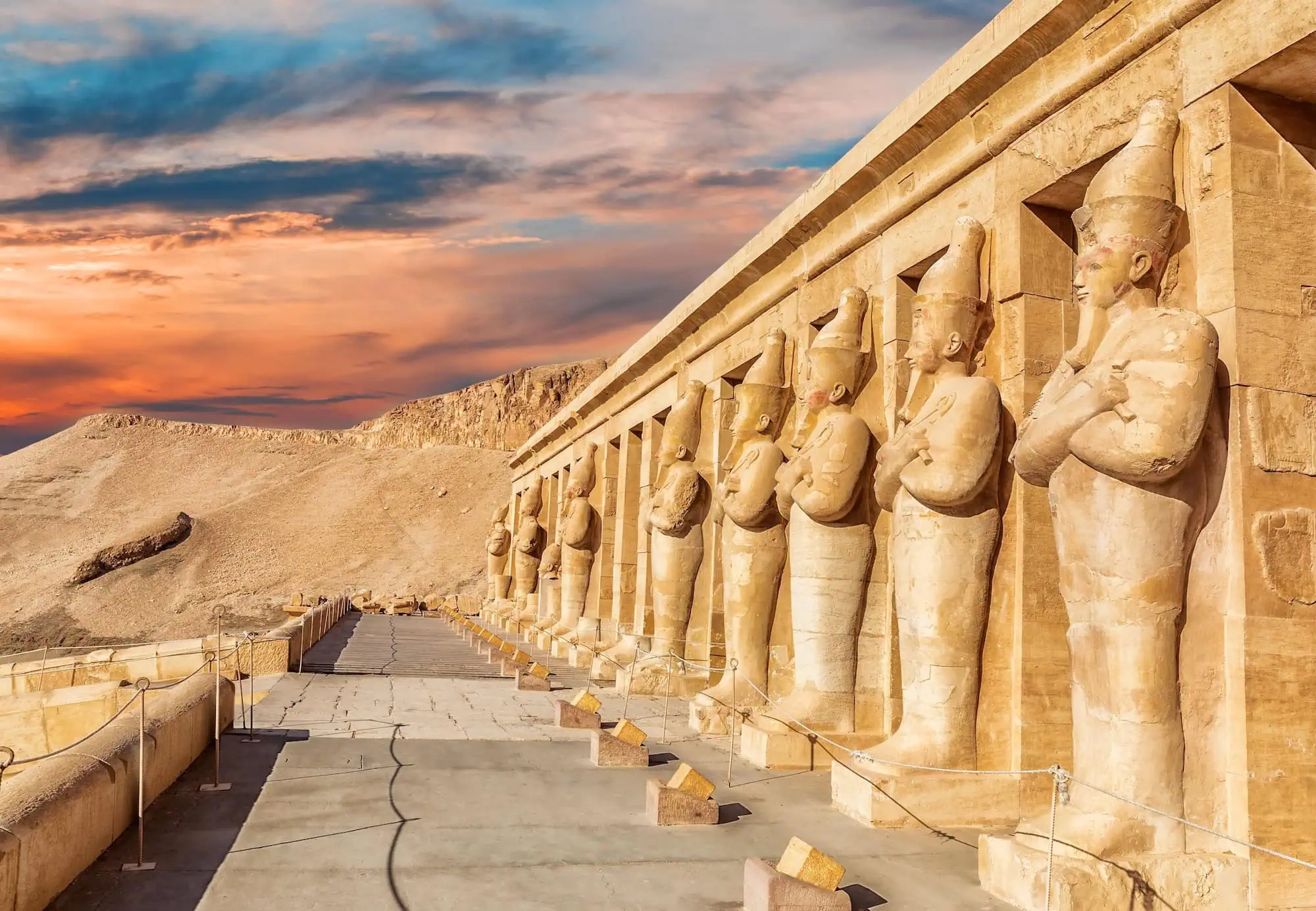 Il maestoso Tempio di Hatshepsut a Luxor con colonne e statue di pietra