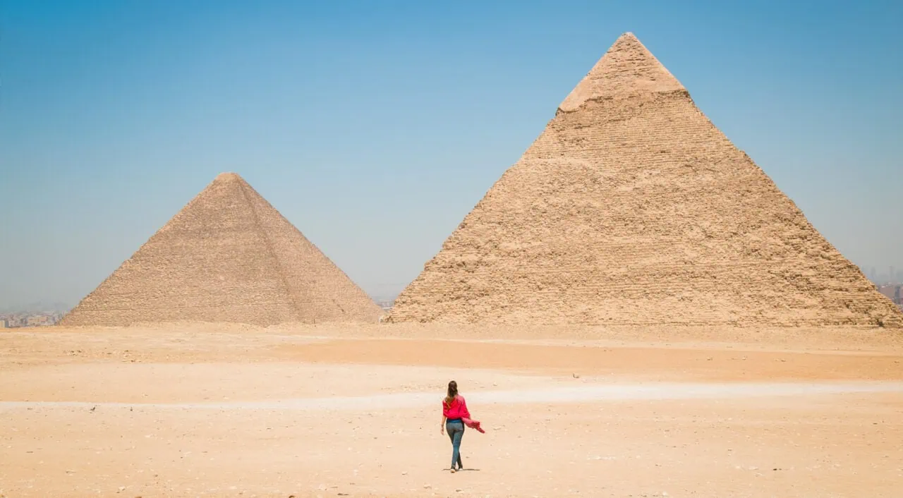traveler walking to the Great Pyramids of Giza