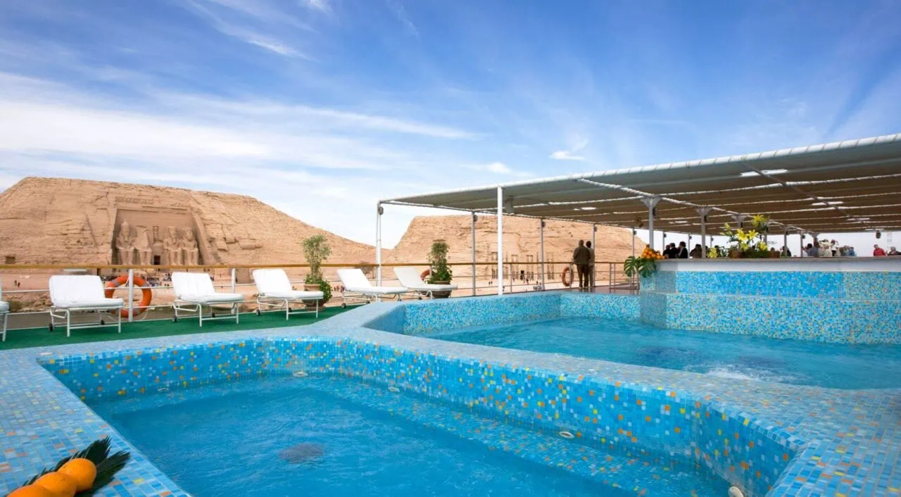 Piscina ao ar livre no Mövenpick Prince Abbas com vista para Abu Simbel