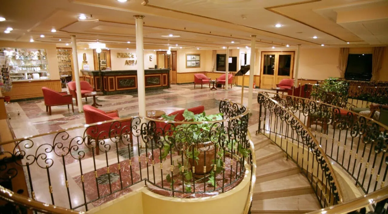 Salão principal no Mövenpick Prince Abbas com decoração clássica