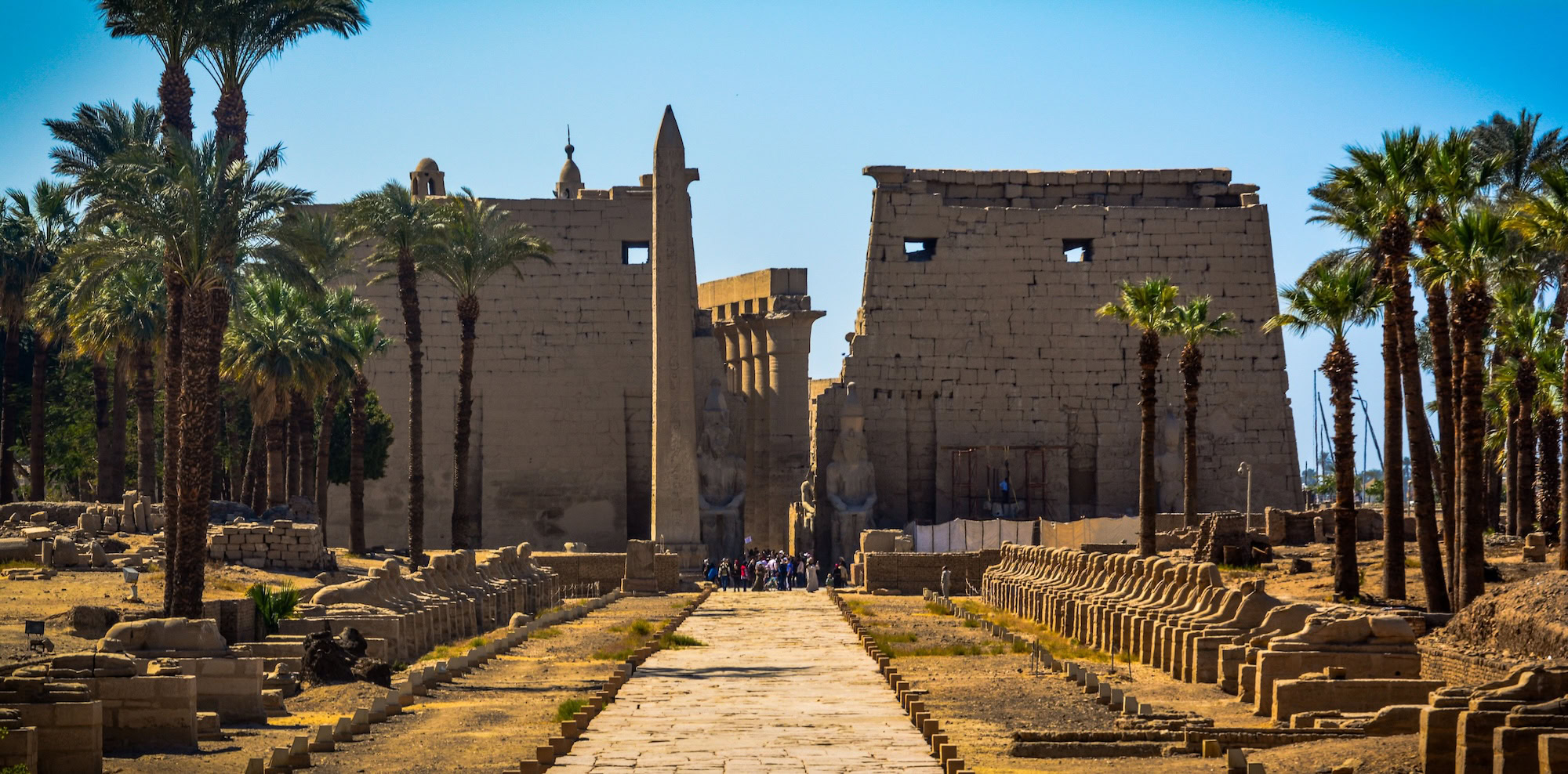 Templo de Luxor com obelisco e colunas antigas no Egito