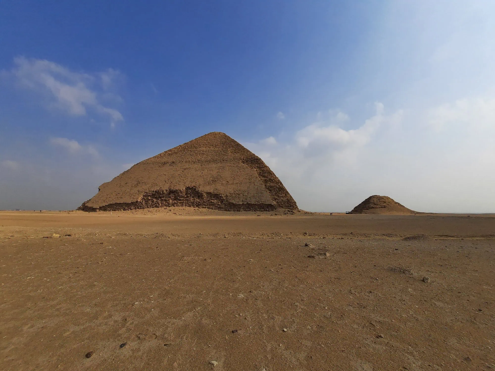 La Pirámide Romboidal de Dahshur en el desierto bajo cielo nublado