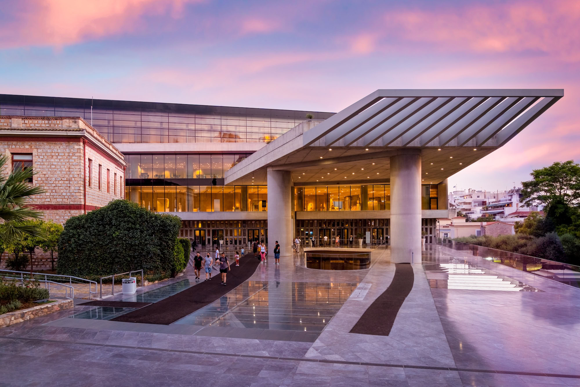 Museu da Acrópole com fachada de vidro moderna e arquitetura contemporânea