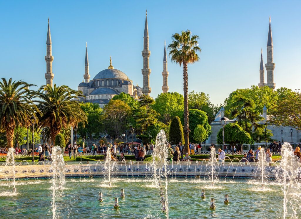 La Mezquita Azul y una fuente en la plaza de Sultanahmet en Estambul