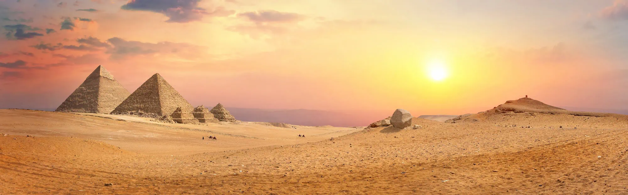 Las majestuosas Pirámides de Guiza en el desierto egipcio con camellos