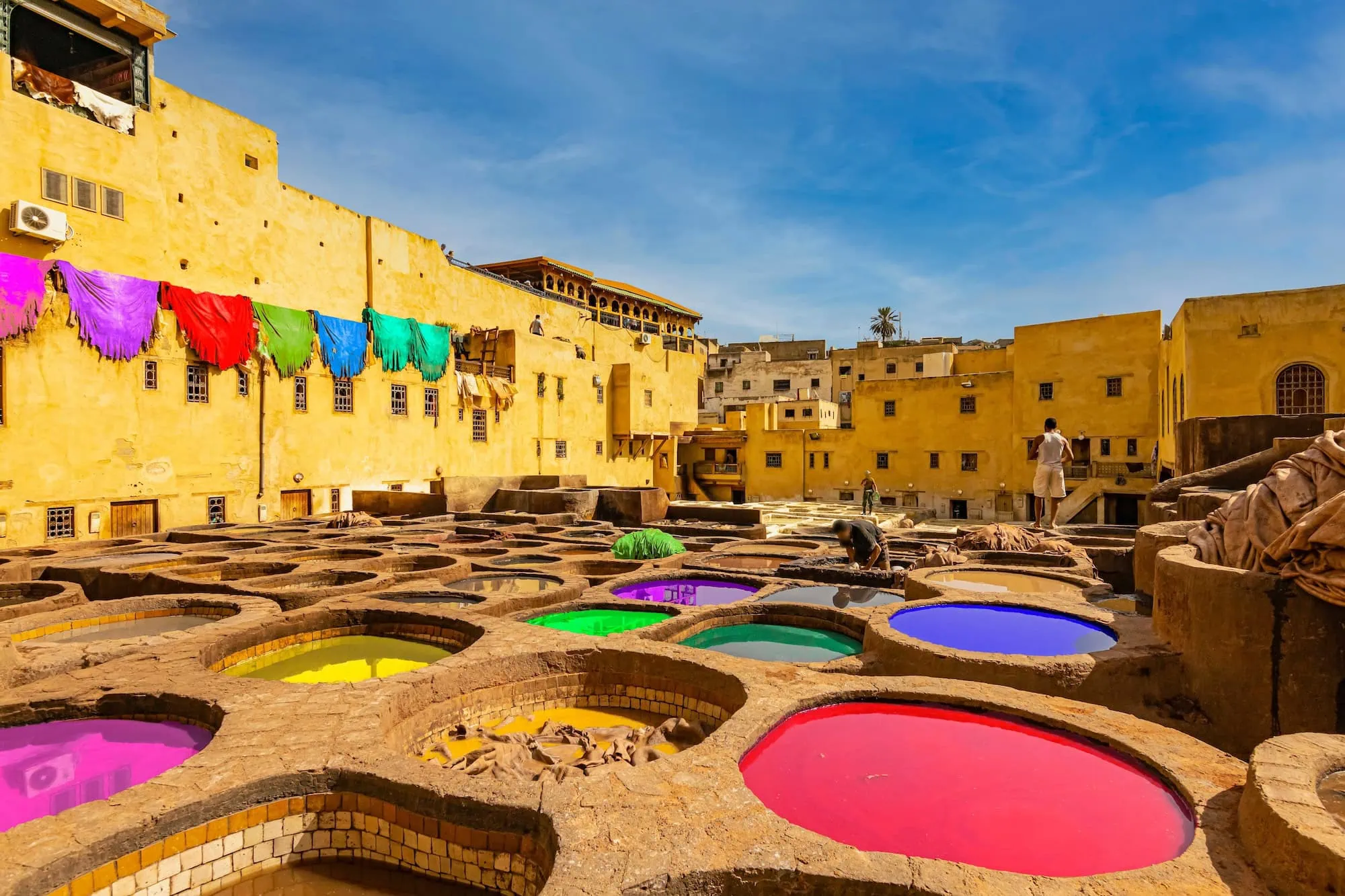 Curtume Chouara em Fez com tanques circulares de pedra e corantes coloridos
