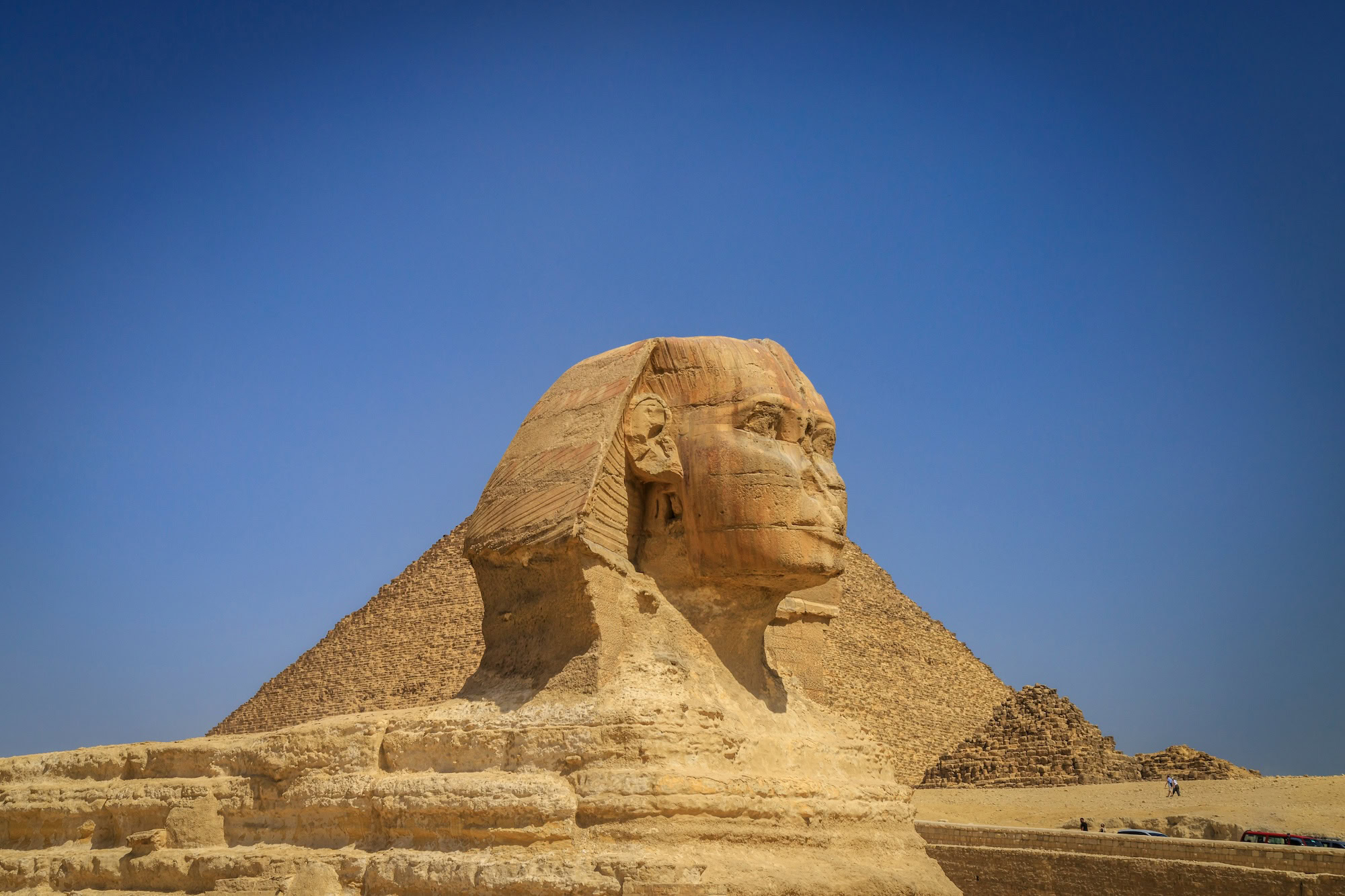 La Gran Esfinge y las pirámides de Giza en el desierto egipcio