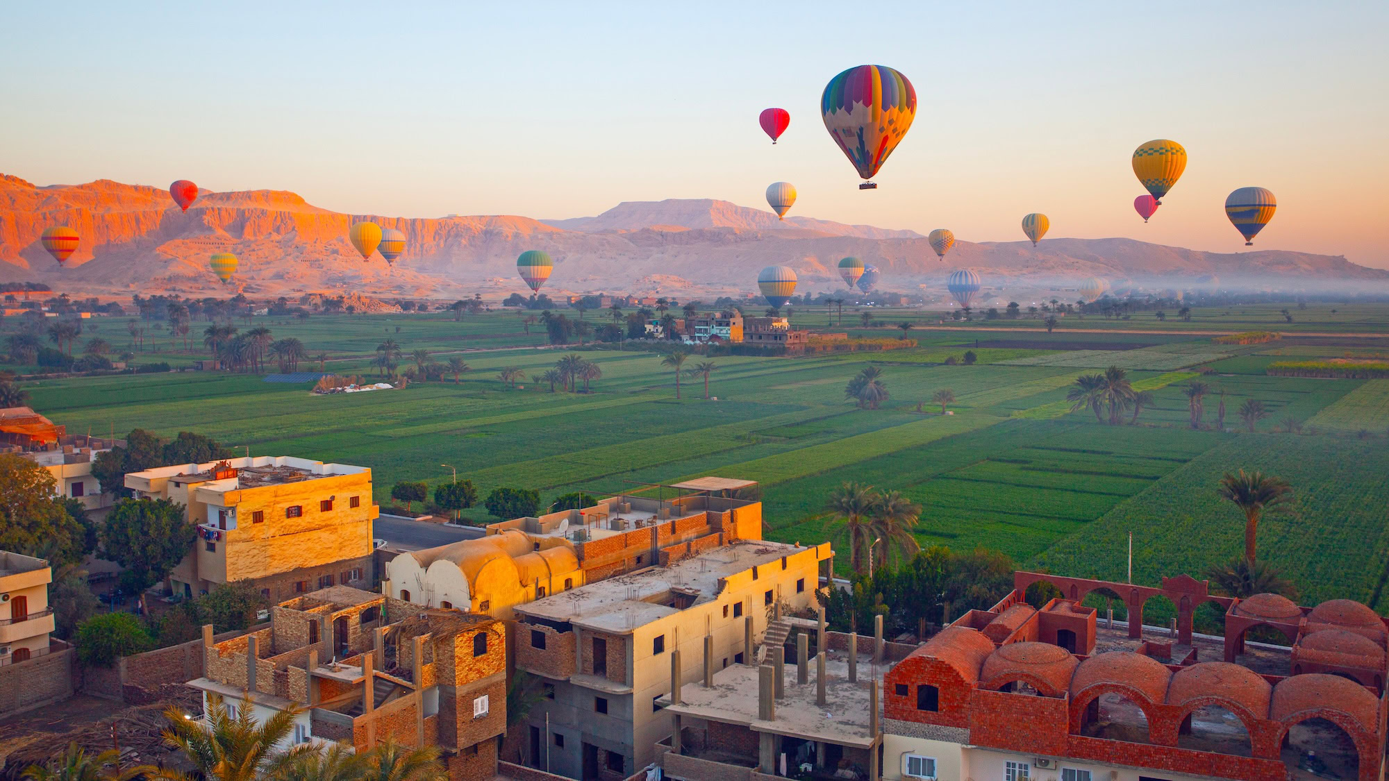 Globos aerostáticos sobre el Valle de los Reyes en Egipto