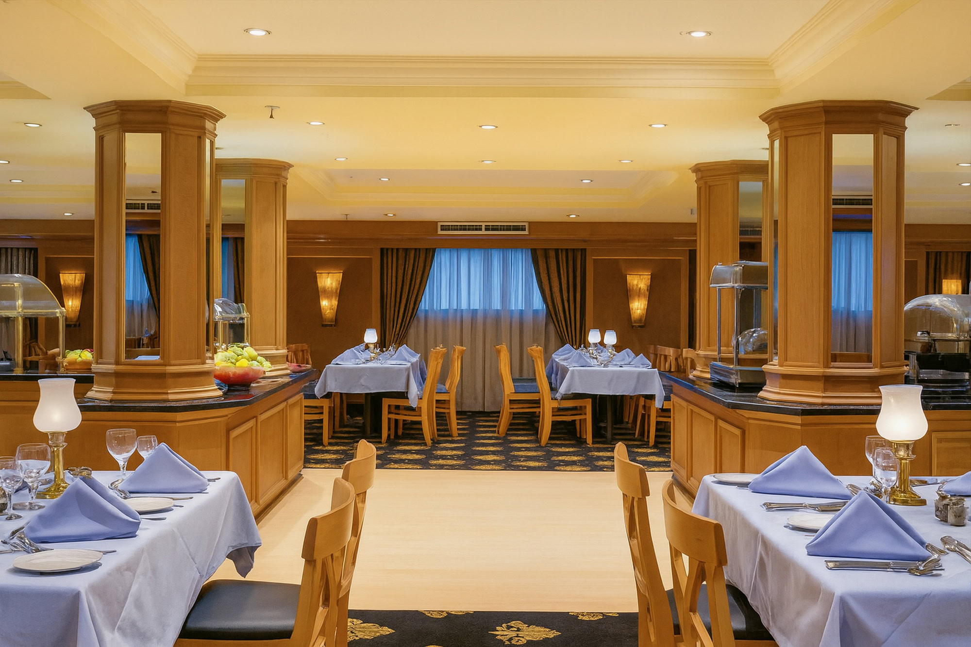 Ristorante elegante a bordo della Jaz Jubilee con tavoli apparecchiati e atmosfera raffinata