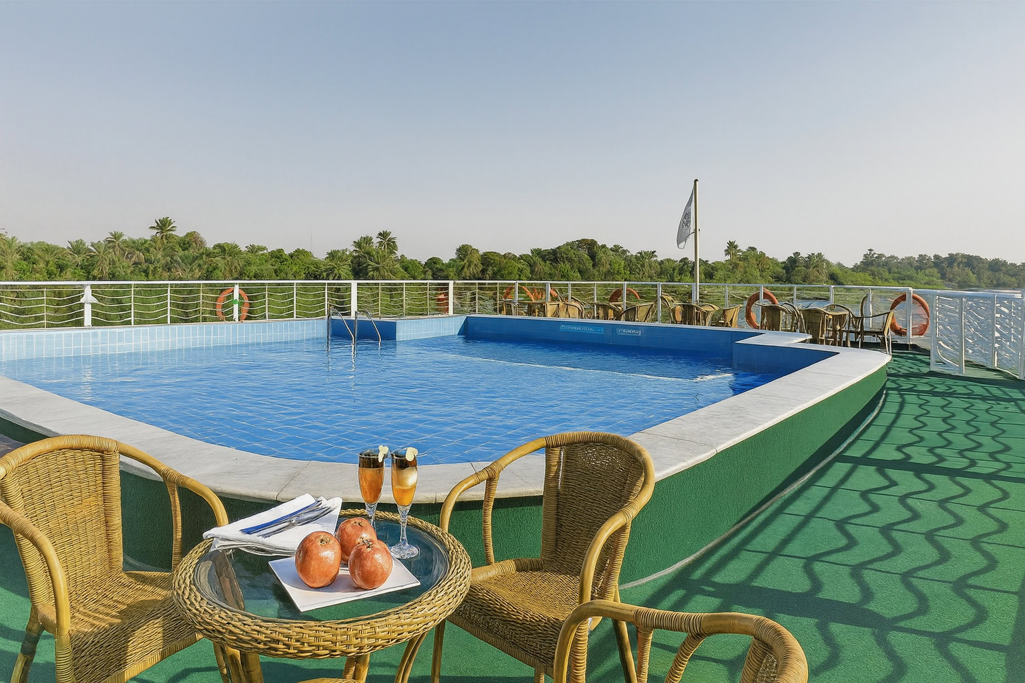 Piscina sul ponte della Jaz Jubilee circondata da sedie a sdraio e area relax