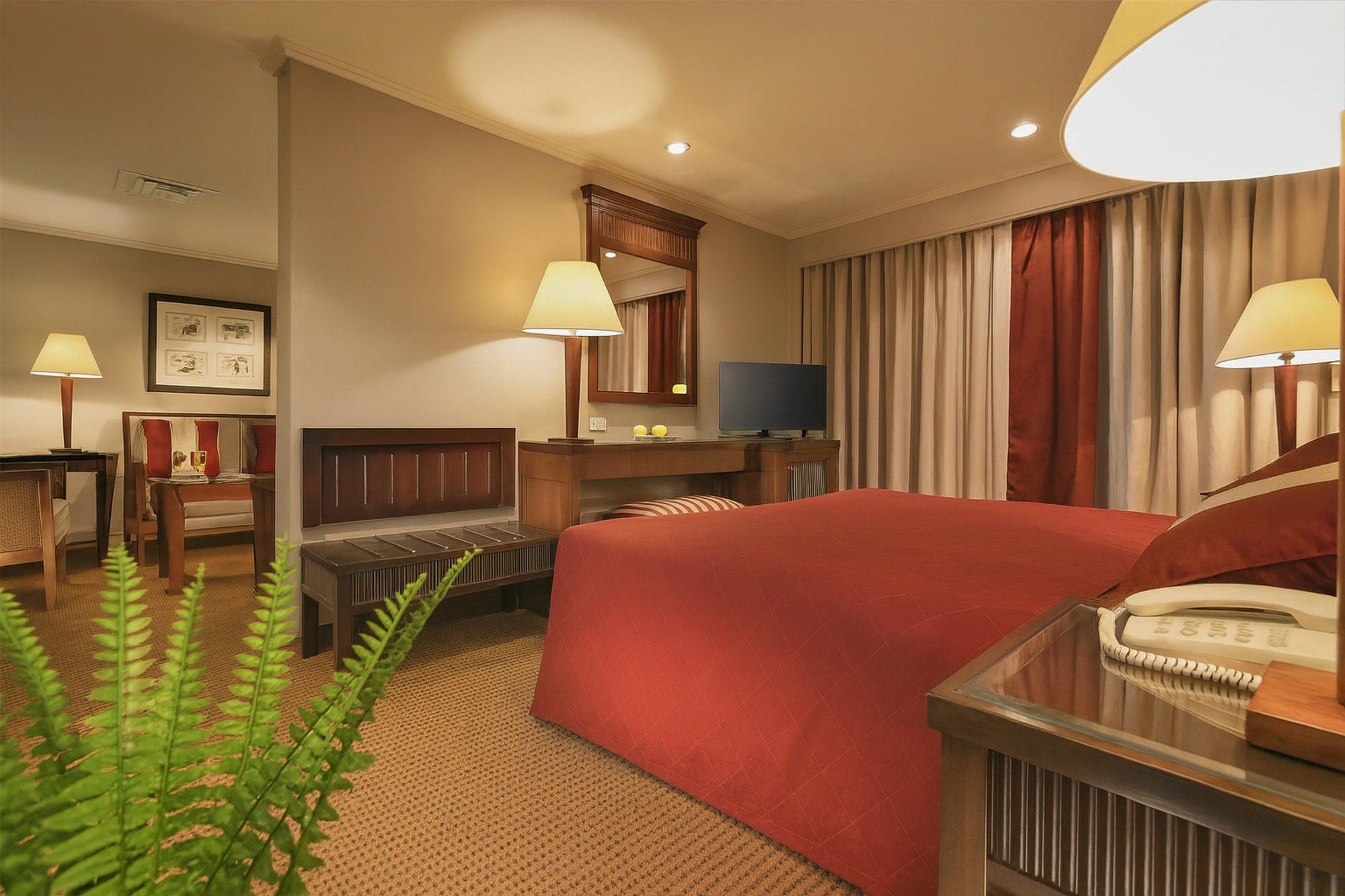 Cabina confortevole della Jaz Jubilee con letto matrimoniale e finestra panoramica sul Nilo