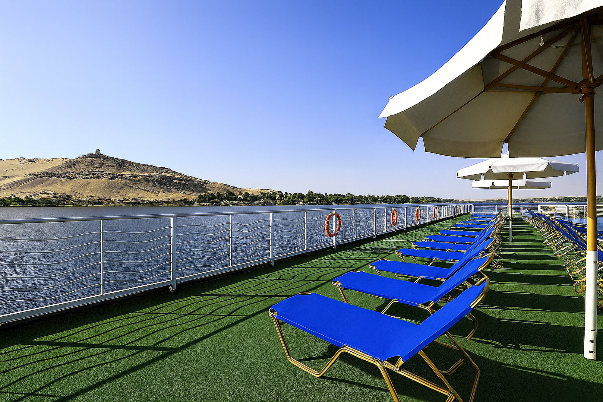 Ponte solarium della Jaz Jubilee con lettini, ombrelloni e vista panoramica sul Nilo
