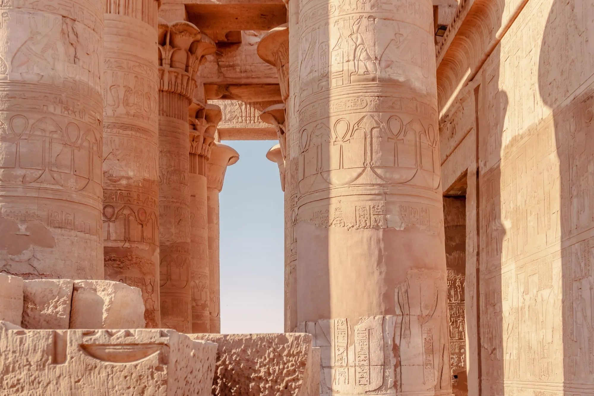 Colunas e hieróglifos antigos do Templo de Kom Ombo com relevos esculpidos