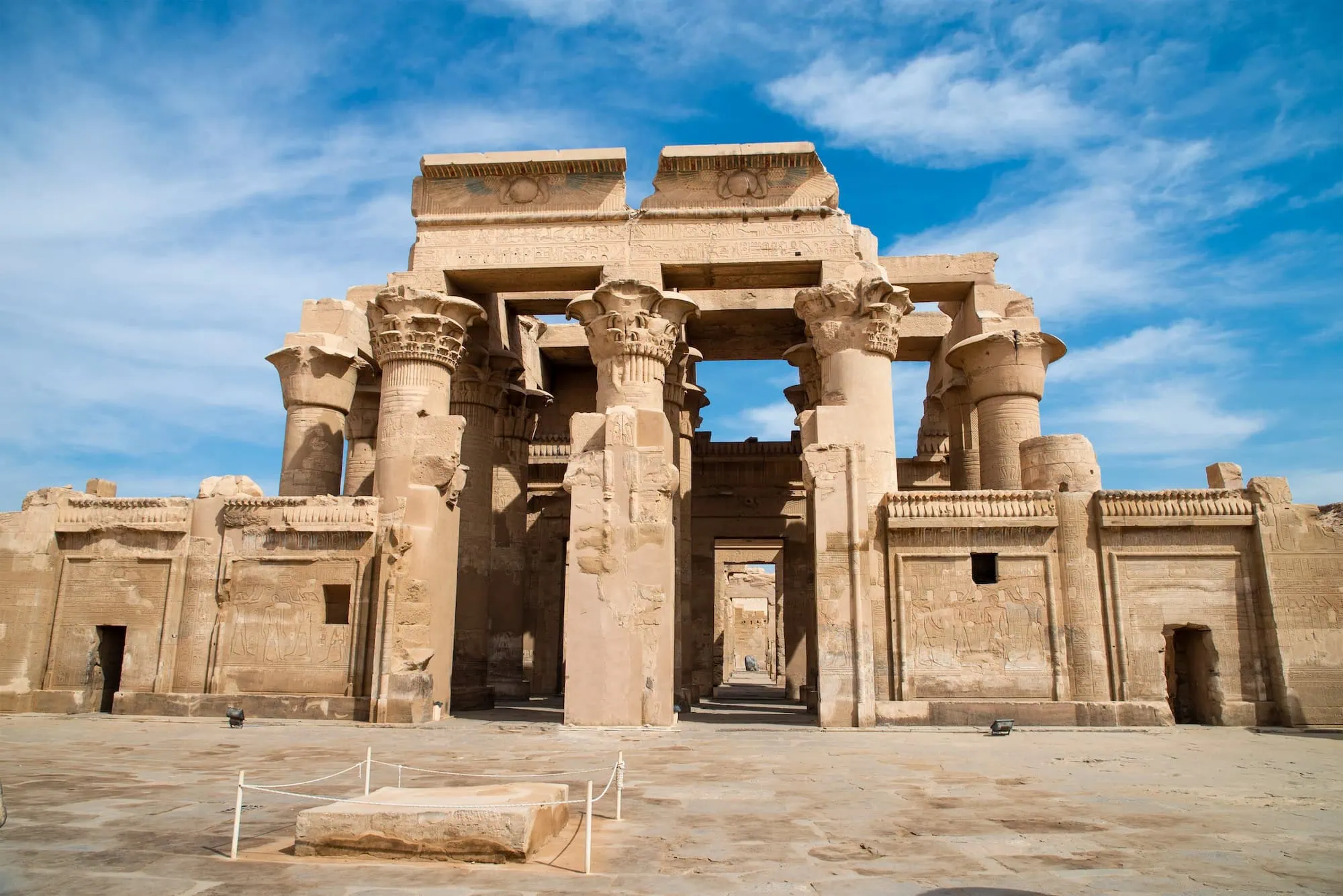 Vista do Templo de Kom Ombo mostrando colunas e arquitetura duplicada para honrar dois deuses