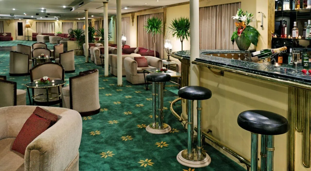 Bar elegante no Mövenpick Prince Abbas com iluminação acolhedora