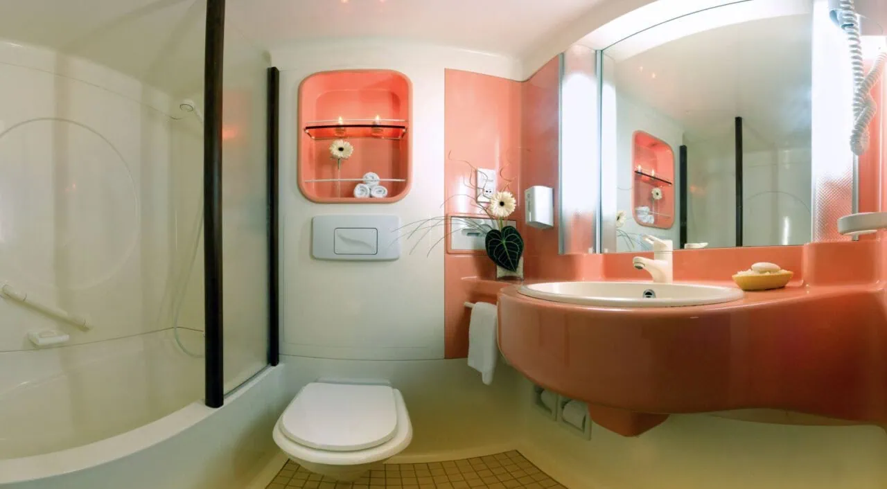 Banheiro elegante no Mövenpick Prince Abbas com decoração moderna