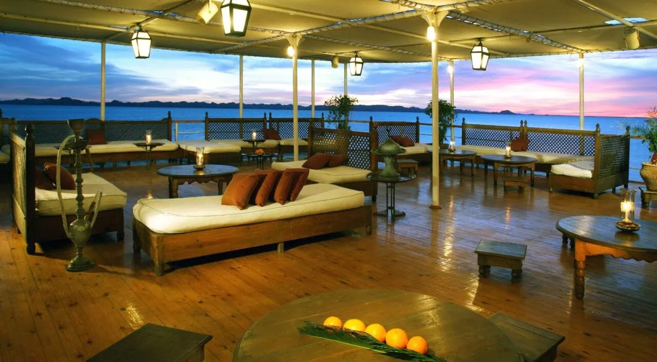 Deck espaçoso no Mövenpick Prince Abbas com espreguiçadeiras e guarda-sóis